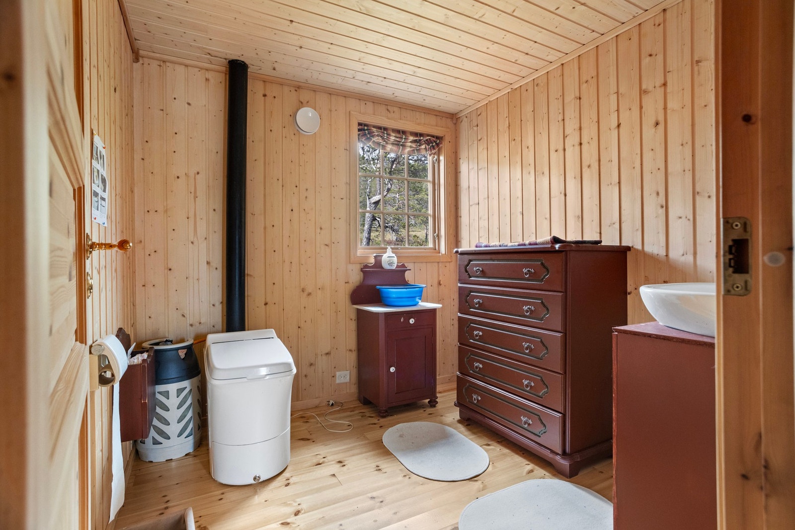 Toalettrom - 5 kvm. Utstyrt med et gassdrevet Cinderella forbrenningsklosett og servantskap. Galleribilde