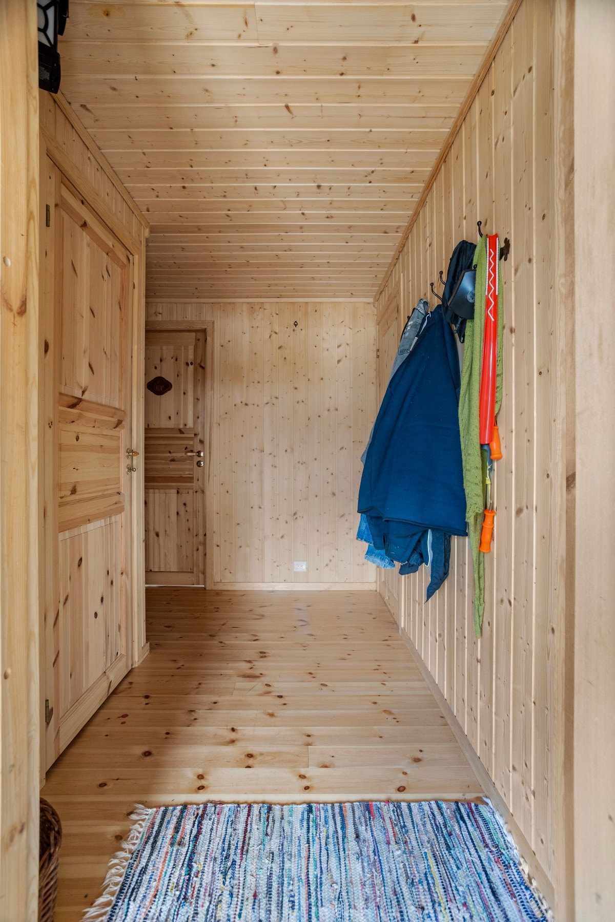 Gang - 6 kvm. Dør til tre soverom og toalettrom Galleribilde