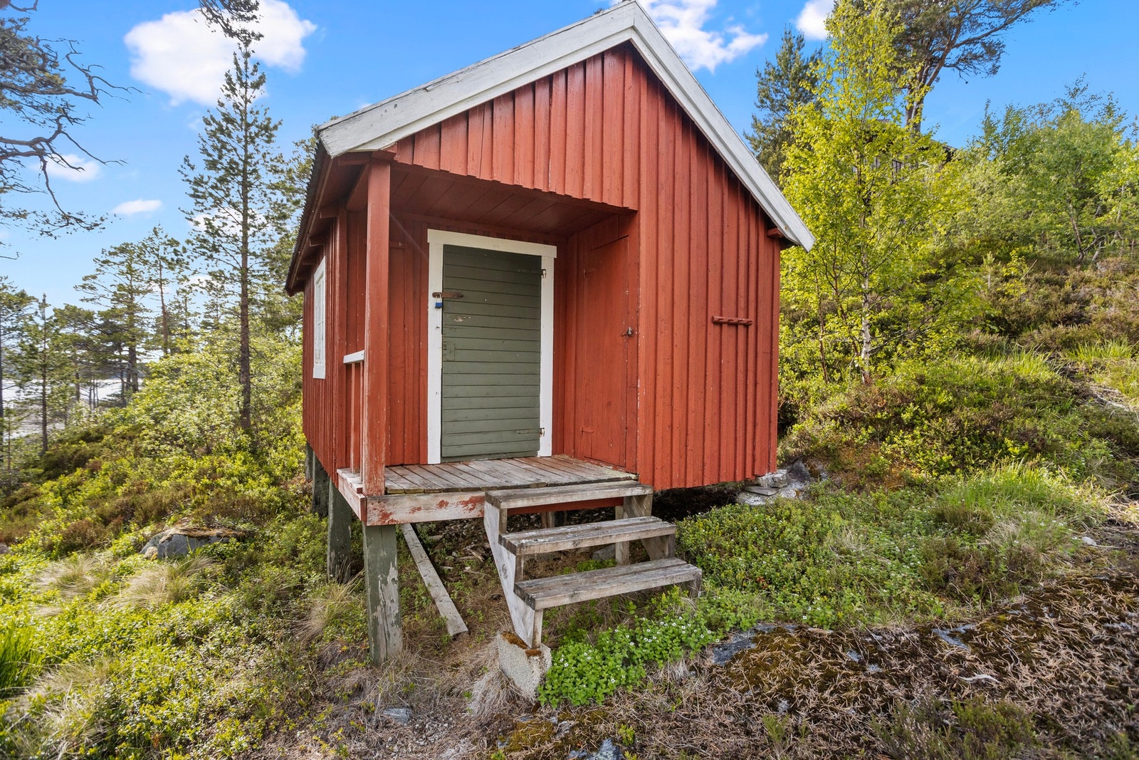 Eldre hytte - 12 kvm. Innredet med stue/oppholdsrom. Det må påregnes tiltak utover normalt vedlikehold. Galleribilde