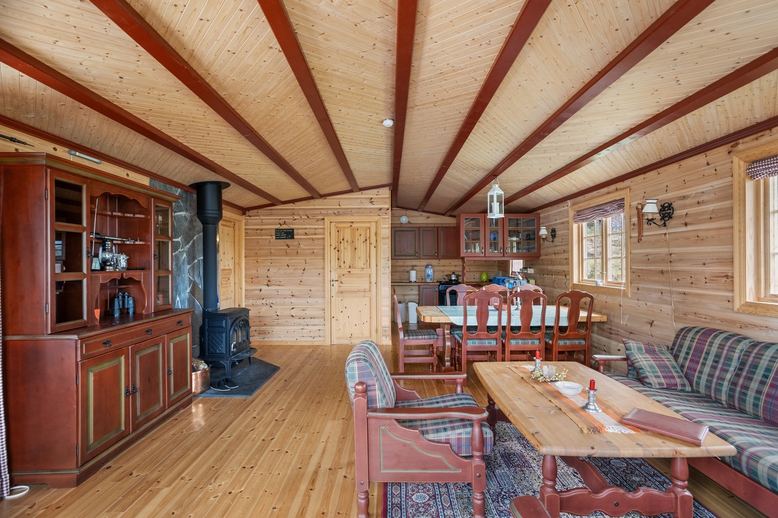 Hytta har oppvarming fra gass og vedfyring. Isolert stålpipe. Galleribilde