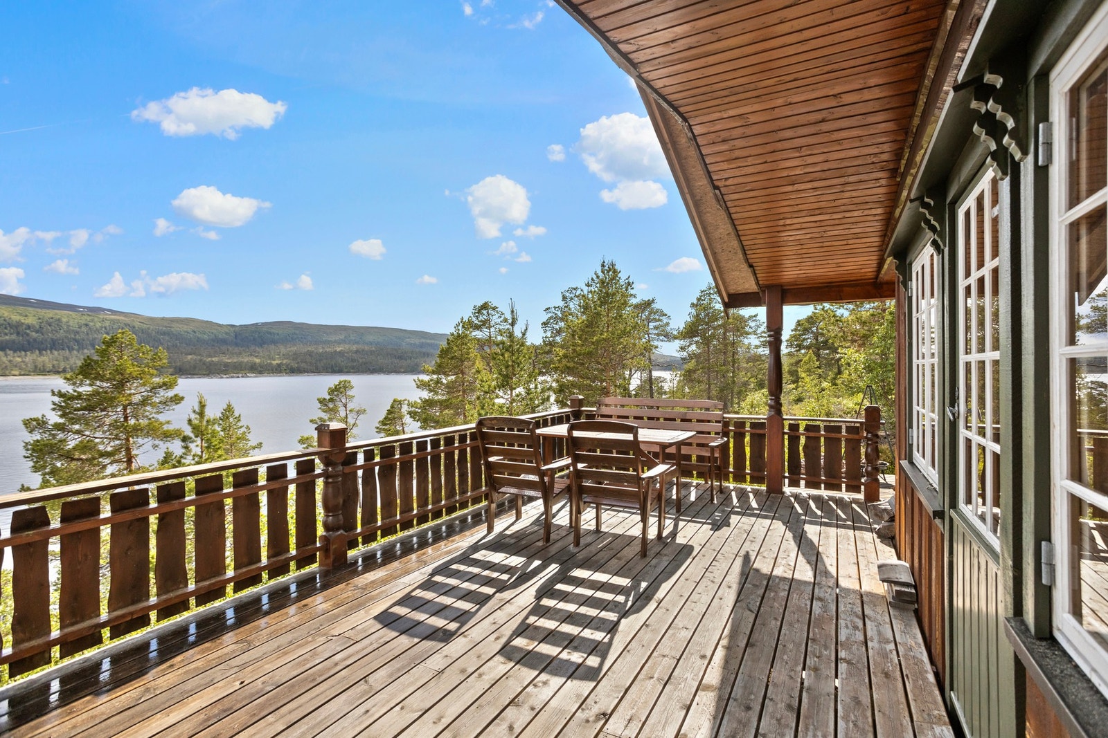 Fra stuen er det utgang til romslig terrasse med utsikt over Holden! Galleribilde