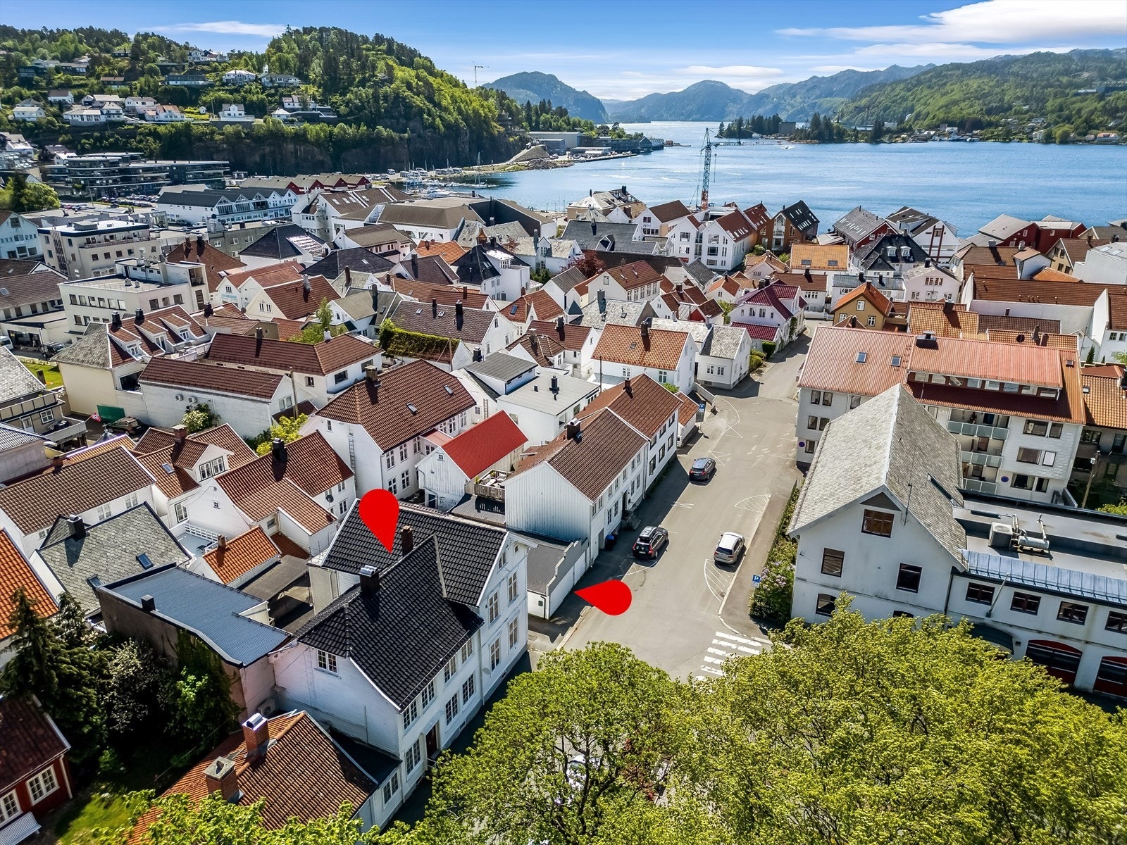 Eiendommen ligger i rolig gate med umiddelbar nærhet til handlegate, kaféer, restauranter, bystrand og båthavn! Galleribilde