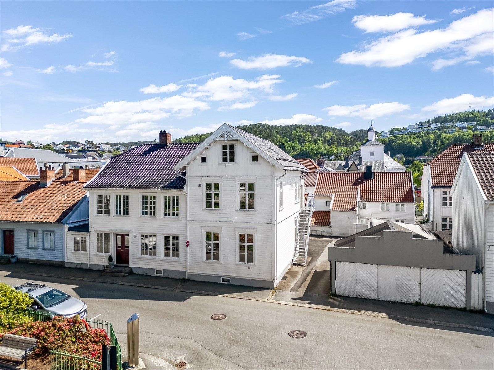 Velkommen til Nygaten 12! Staselig enebolig m/8 garasjeplasser og carport! Galleribilde