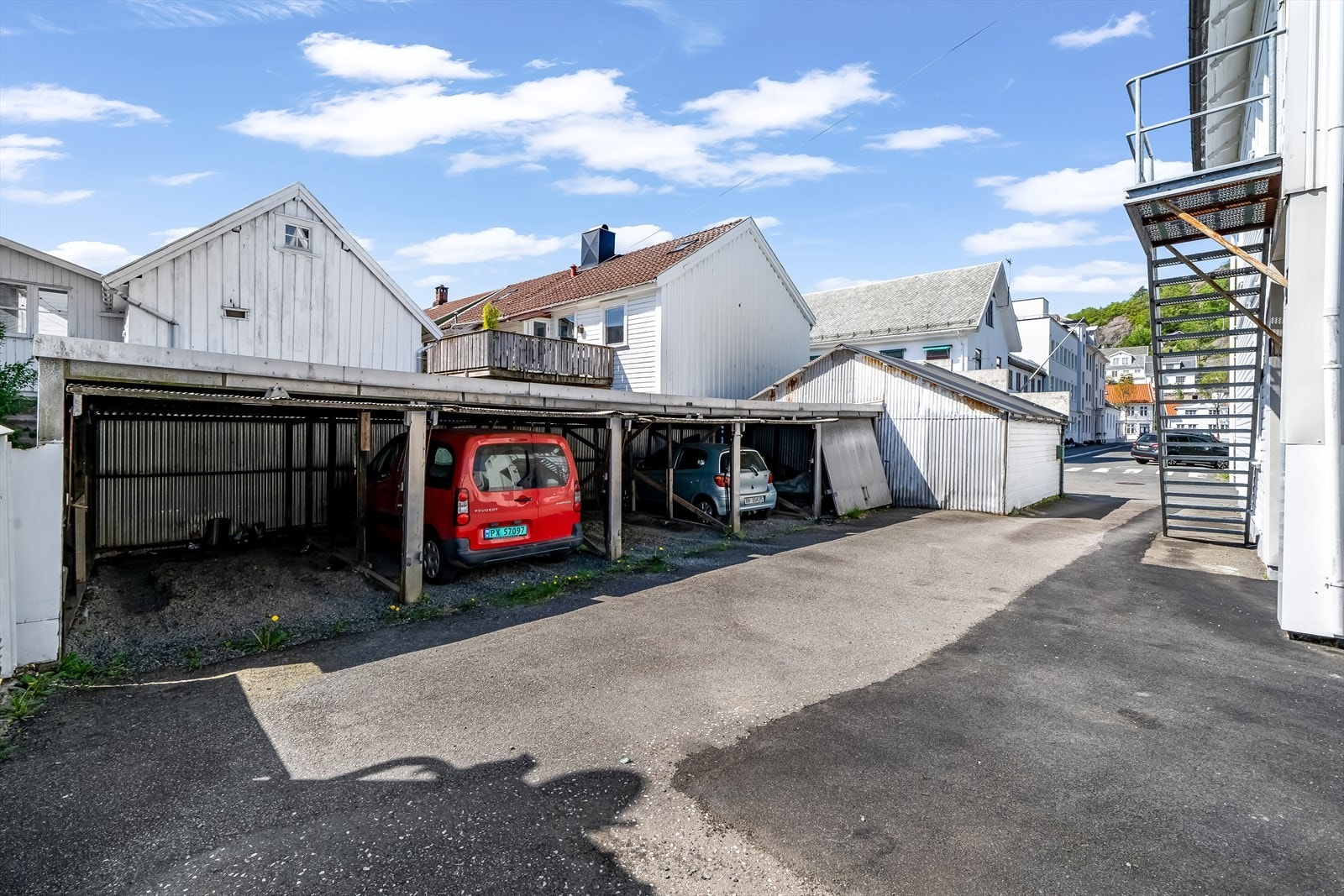 Hele garasjerekka tilhører eiendommen. Galleribilde