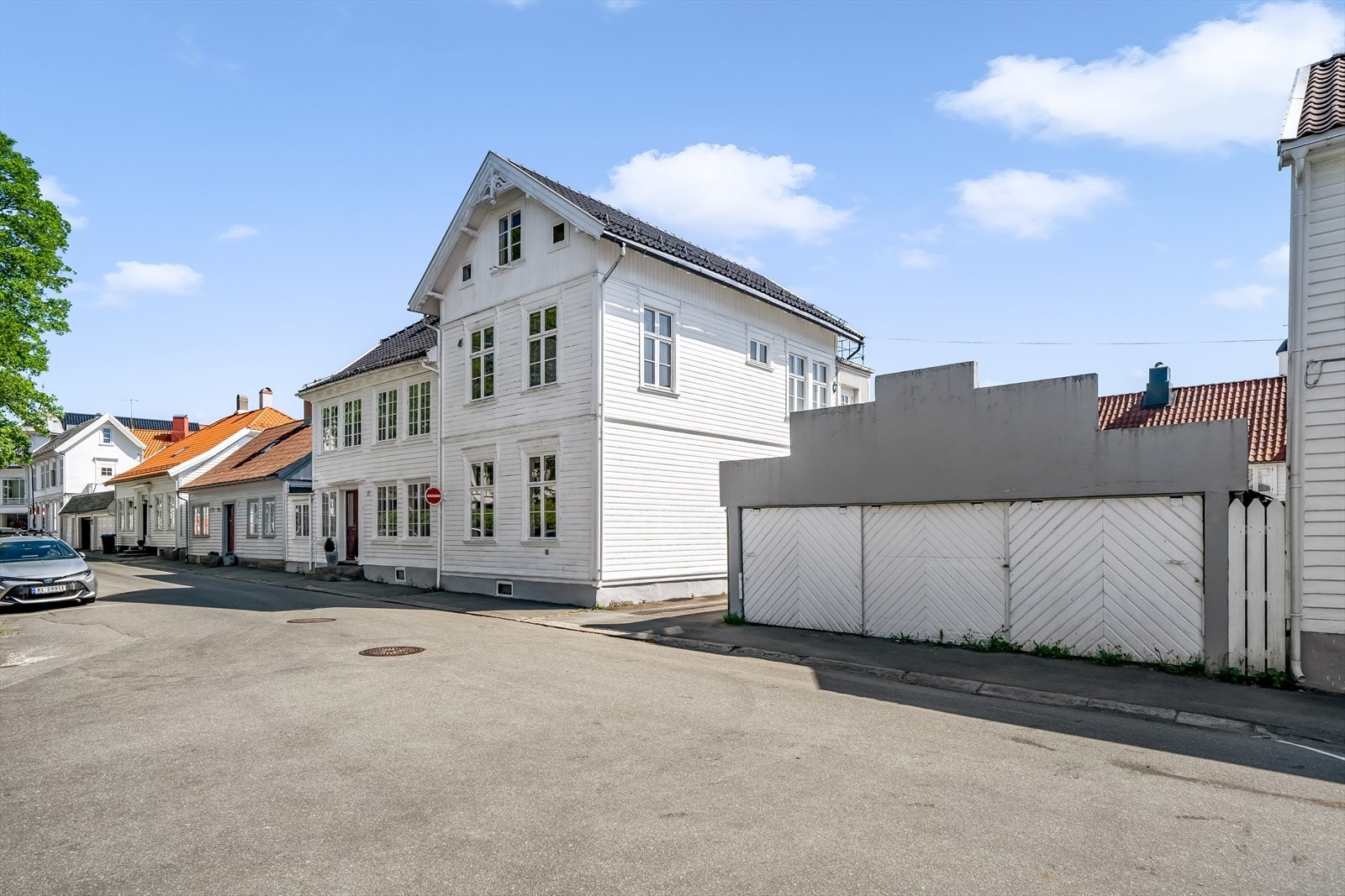 Fasade bolig og garasjer Galleribilde