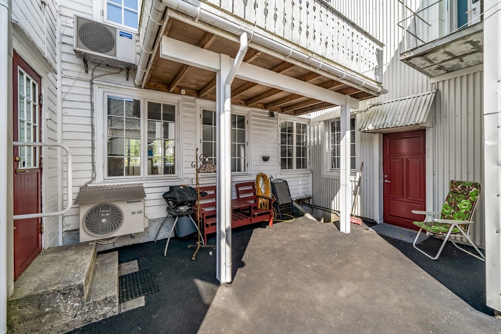 Overbygd uteplass i bakgård Galleribilde