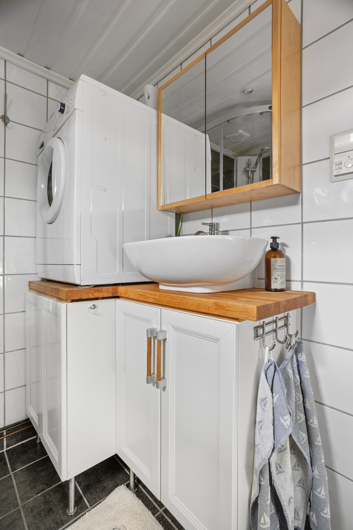 Utstyrt med servantskap og opplegg for vaskemaskin Galleribilde