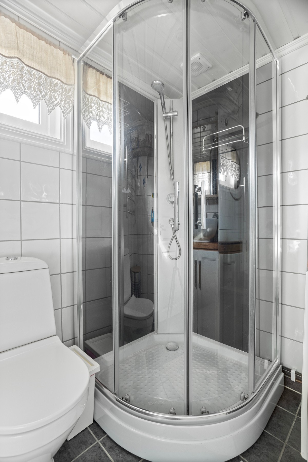 Det er også dusjkabinett og WC Galleribilde