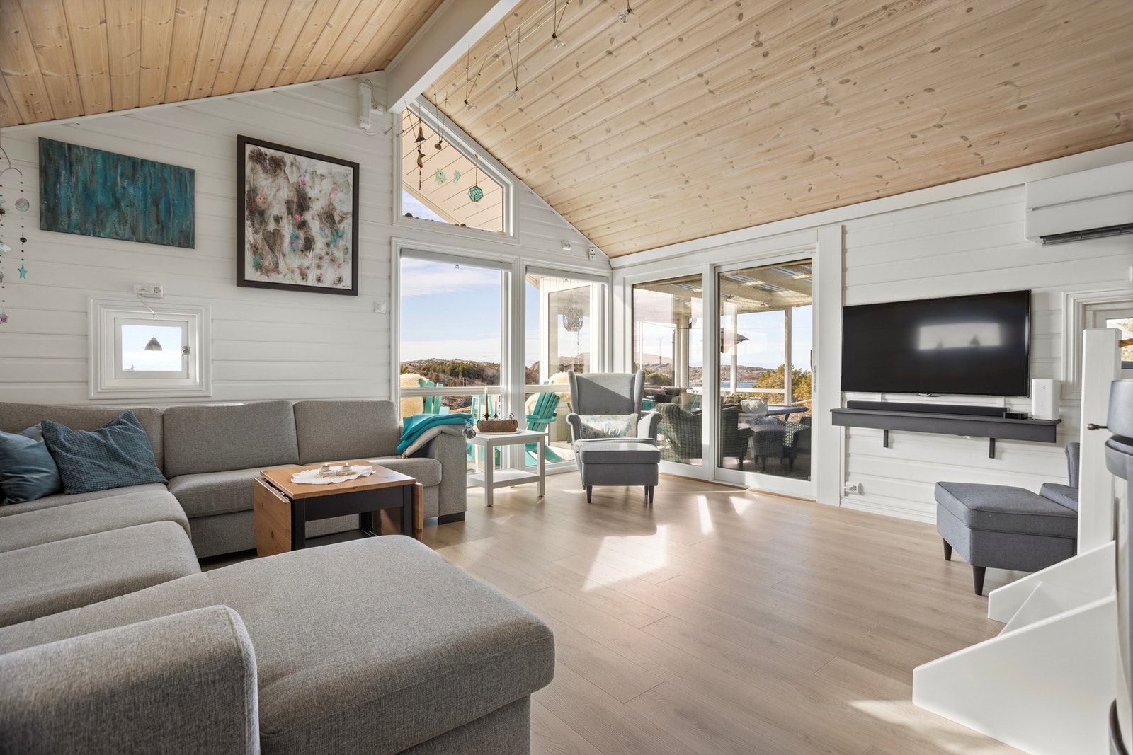 Stue med generøs takhøyde og store vindusflater. Mye naturlig lys og et svært moderne inntrykk Galleribilde