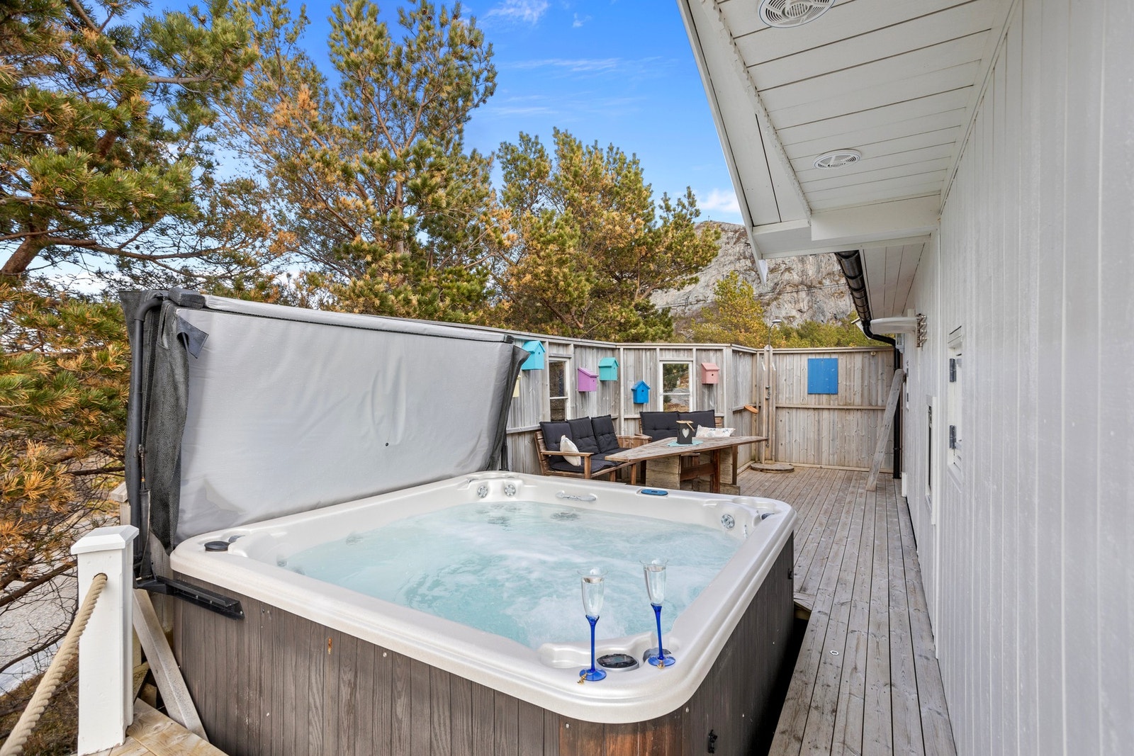 Terrasse - ca 34 kvm. Det er god plass til boblebad, sittegruppe og utedusj Galleribilde