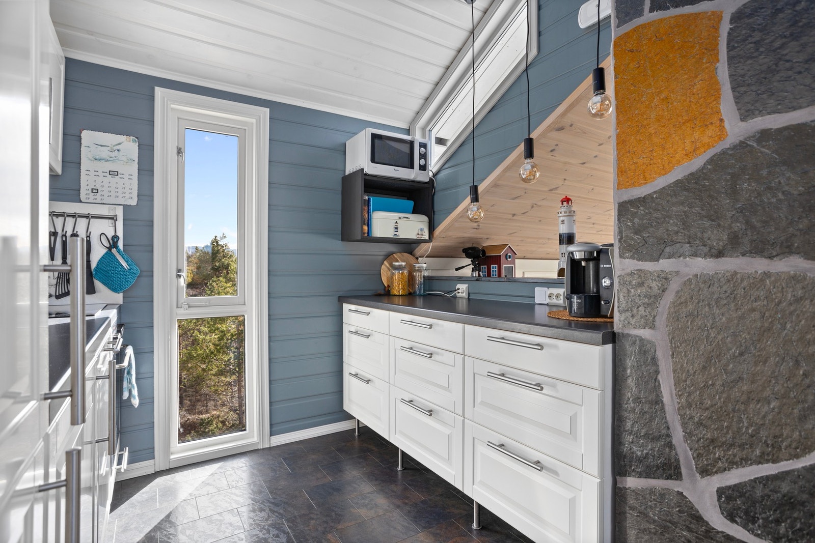 Innredning med integrert kjøl-/fryseskap, oppvaskmaskin, platetopp og stekeovn Galleribilde