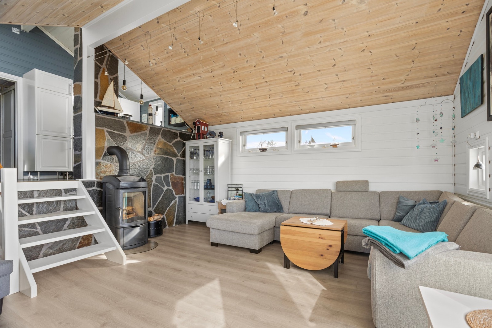 Stue og kjøkken måler til sammen ca 34 kvm. Galleribilde