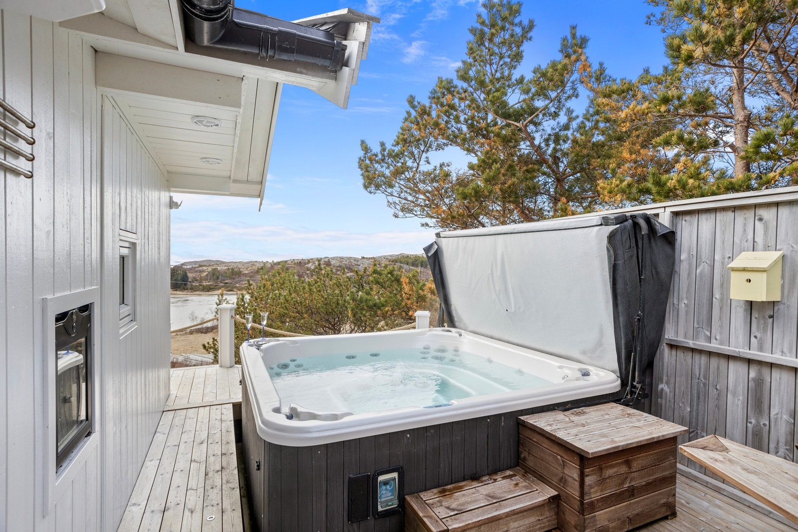 Minibarkjøleskap er innfelt i veggen tilknyttet boblebadet. Galleribilde