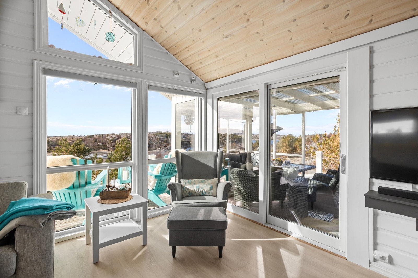 De store vindusflatene gir et hytta et moderne uttrykk. Galleribilde