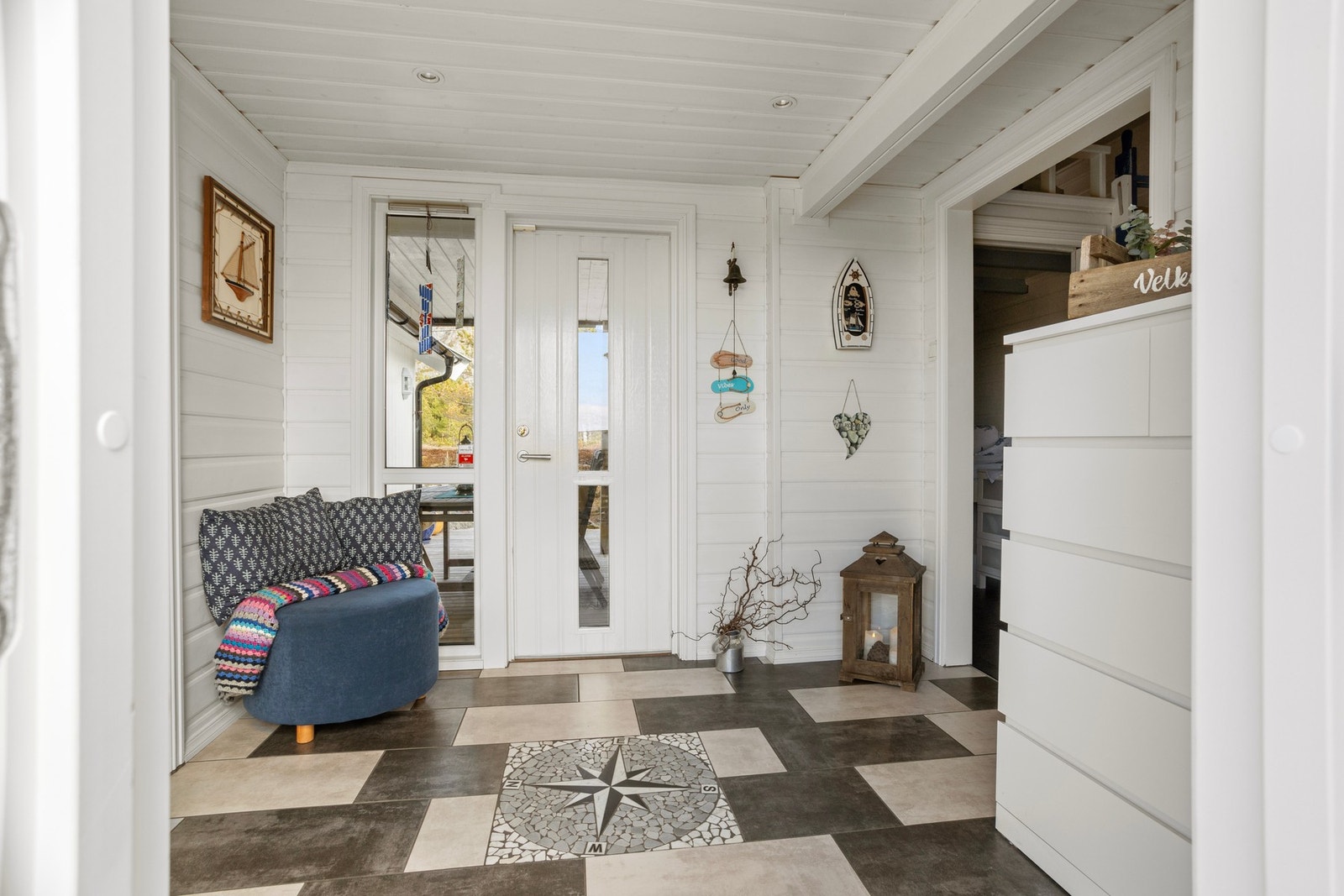 Gang med dør inn til tre soverom og bad. Legg merke til detalj på gulvet som understreker sjøhytte-stilen! Galleribilde