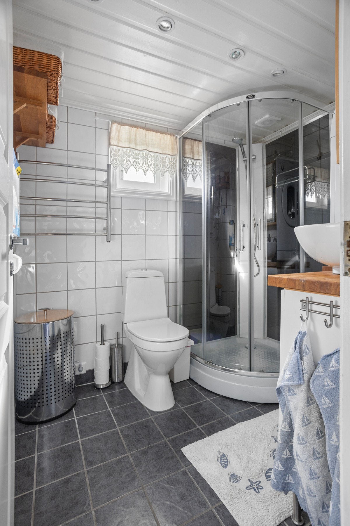 Bad - ca 4 kvm. Flislagte overflater med varme i gulv Galleribilde