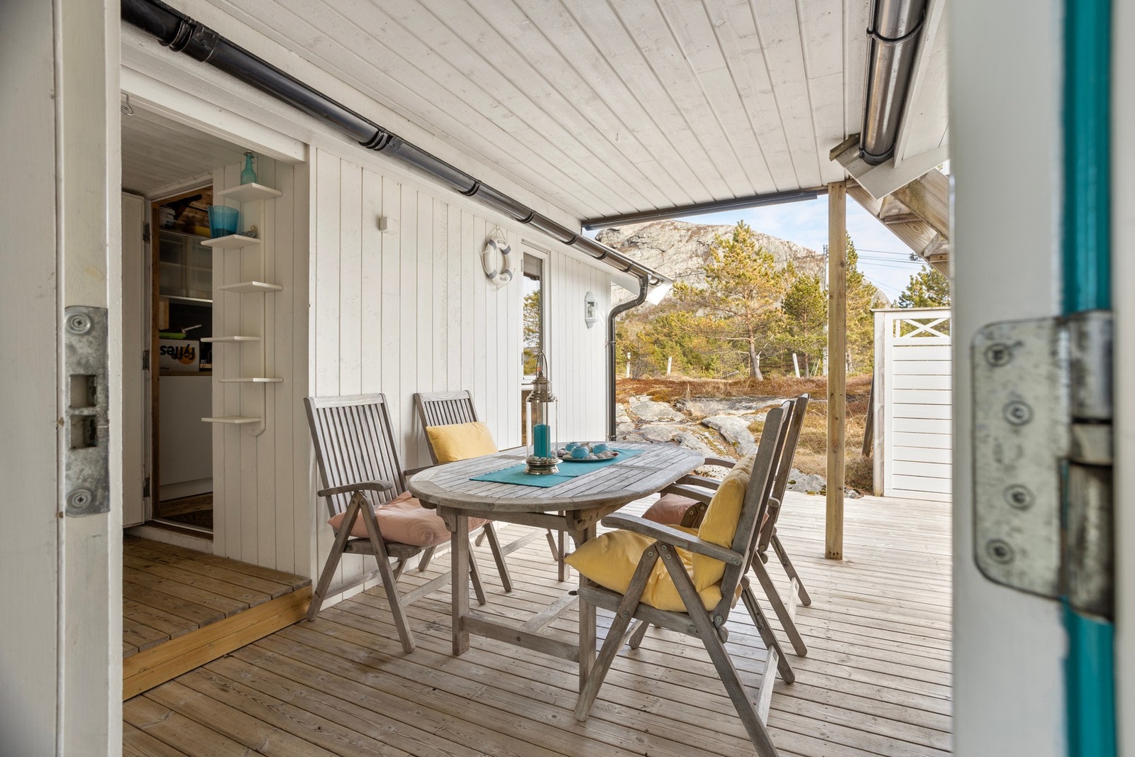 Inngangspartiet er delvis takoverbygd og sammenknyttet til uisolert bod. Galleribilde