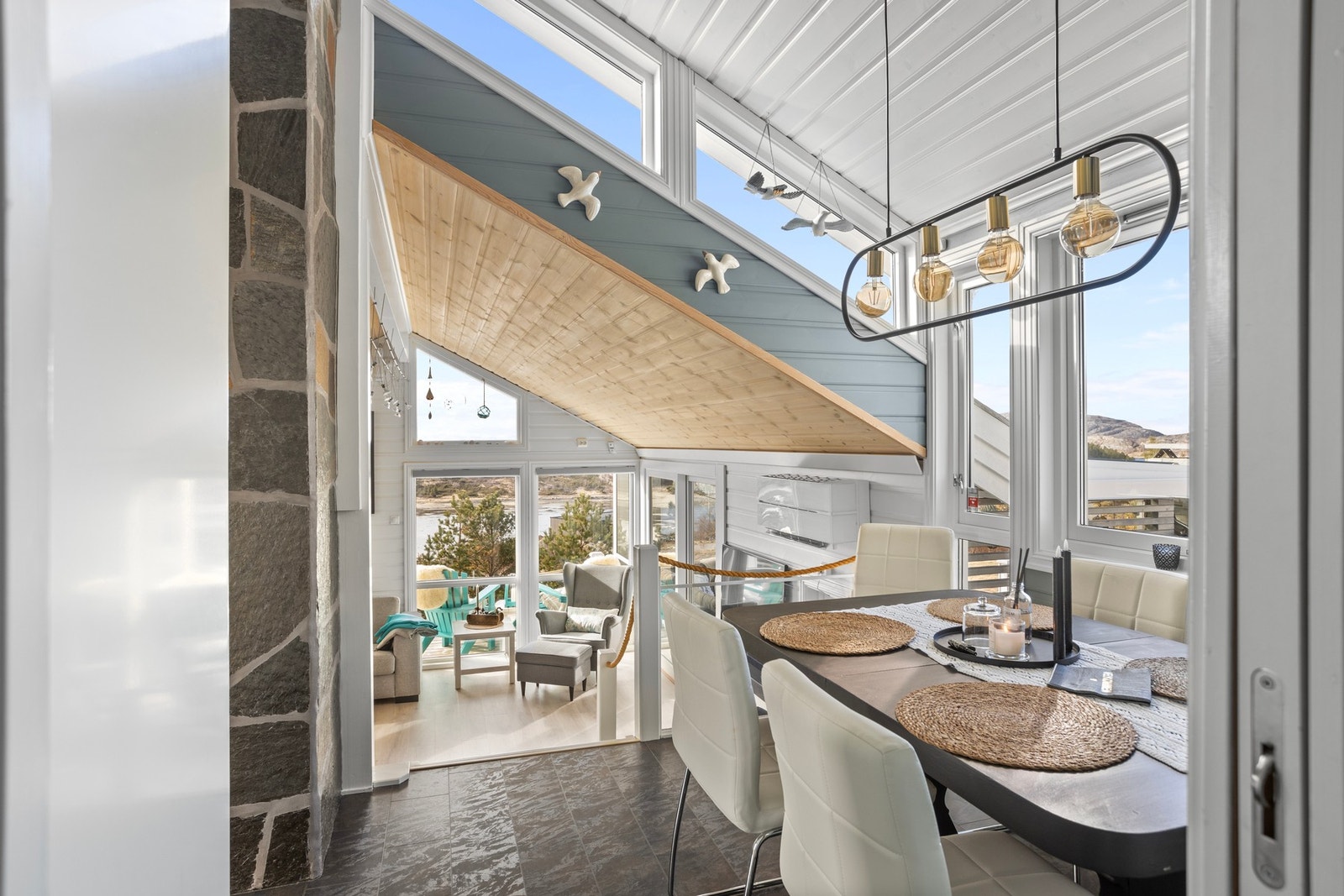 Fra stuen er det trapp opp til kjøkken med spisebordsett i tilknytning Galleribilde