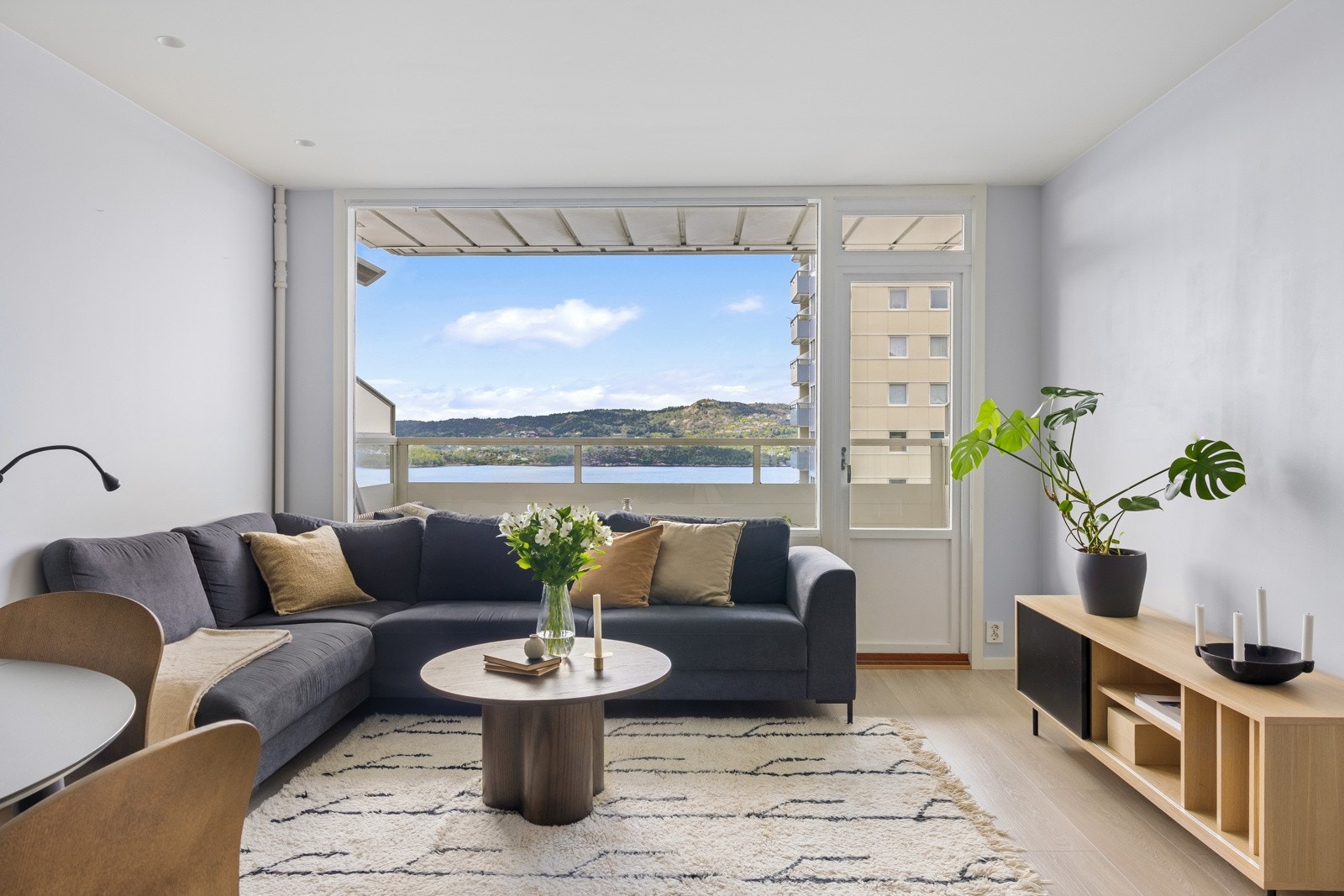 Leiligheten har en åpen stue- og kjøkkenløsning som måler hele 22,7 kvm. Galleribilde