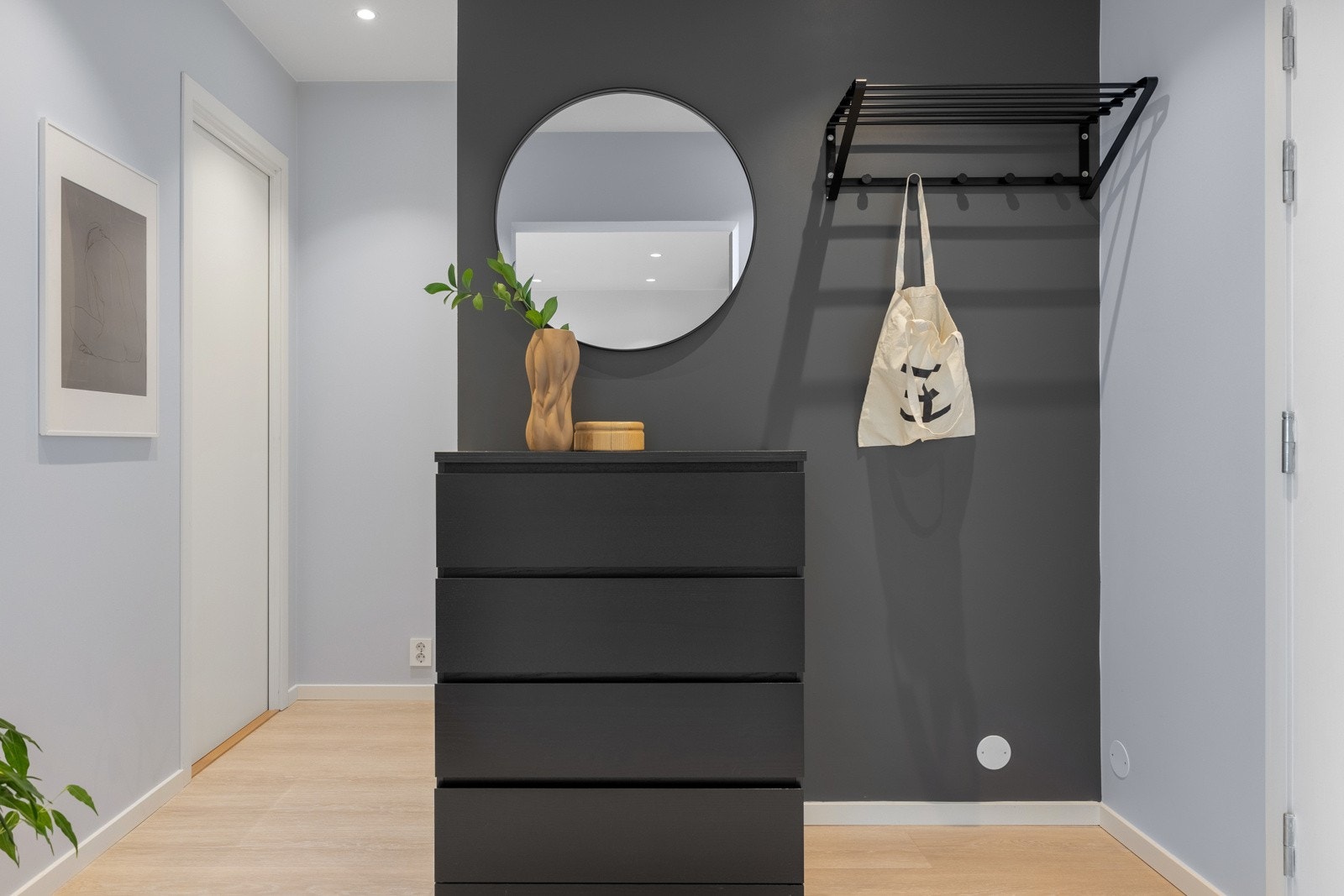 Leiligheten har gjennomgående 1-stavs laminat på gulvet. Galleribilde