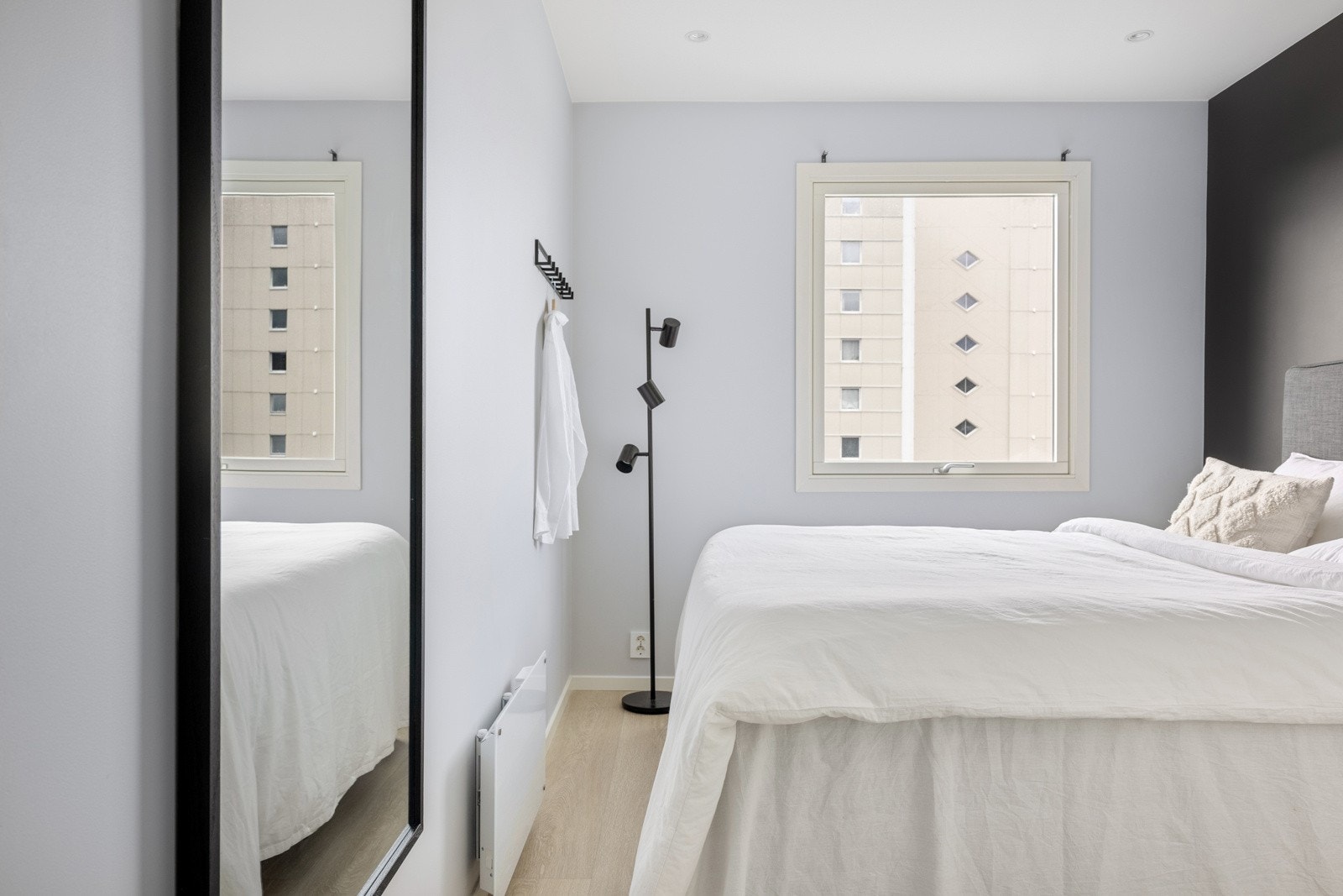 På hovedsoverommet er det god plass til dobbeltseng, nattbord og garderobe. Galleribilde