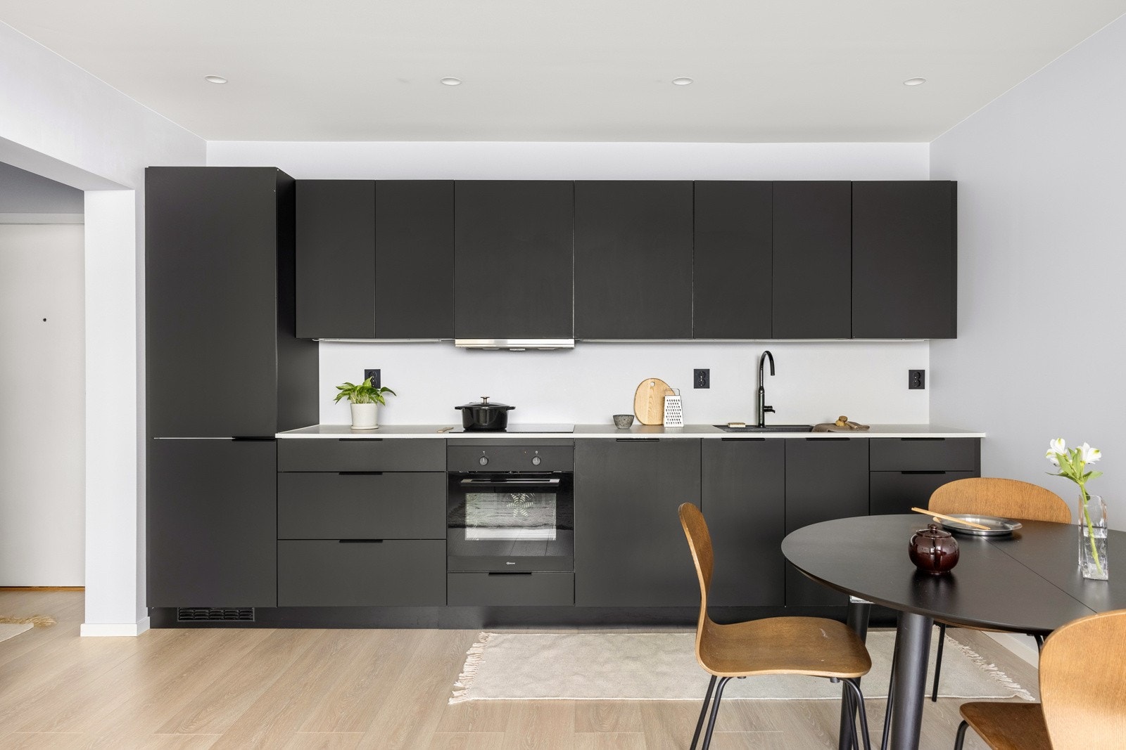 Leiligheten har kjøkkeninnredning bestående av mørke slette fronter og benkeplate i laminat. Galleribilde