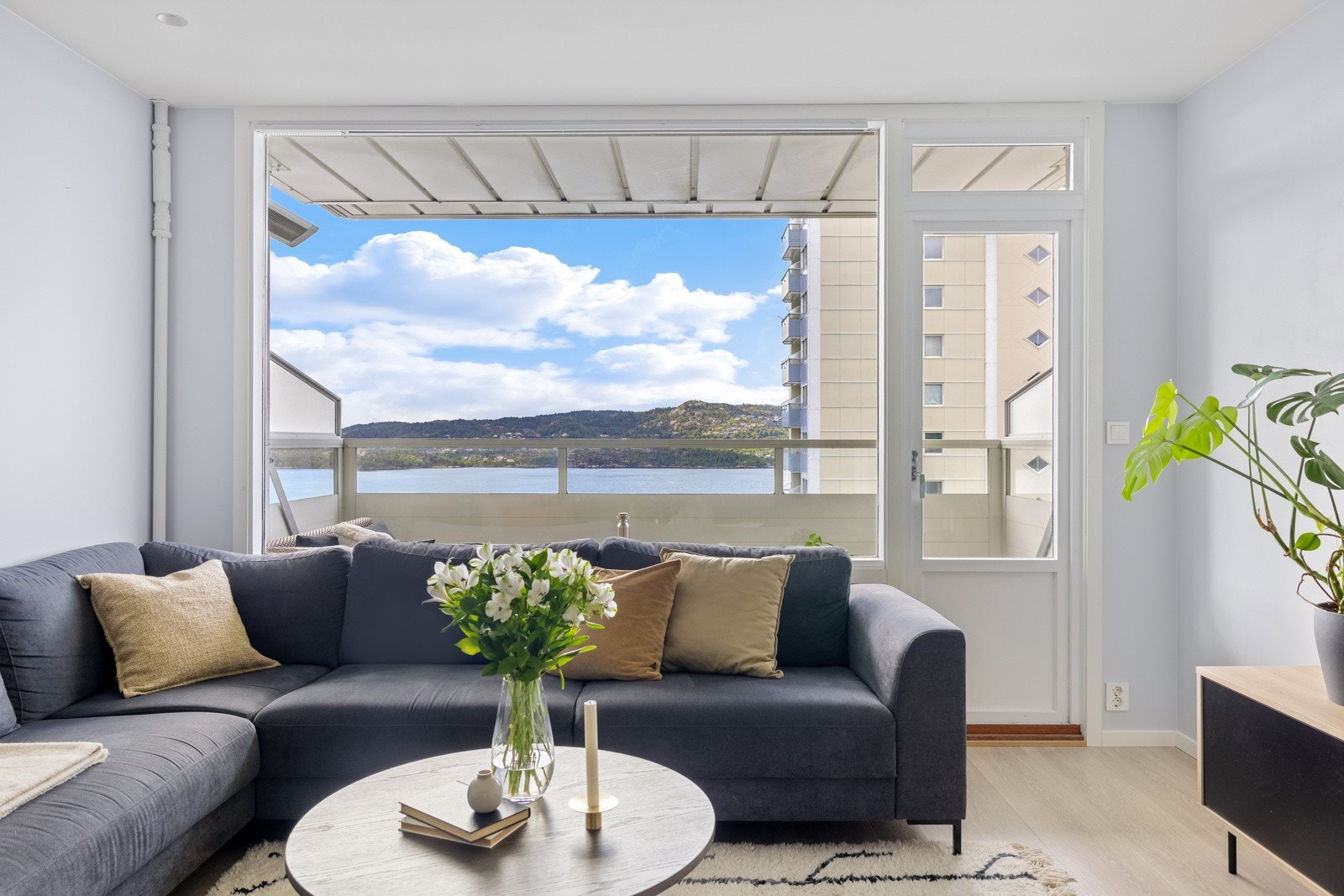 Størrelsen på stuen gir god plass til sittegruppe, der man kan nyte den flotte utsikten. Galleribilde