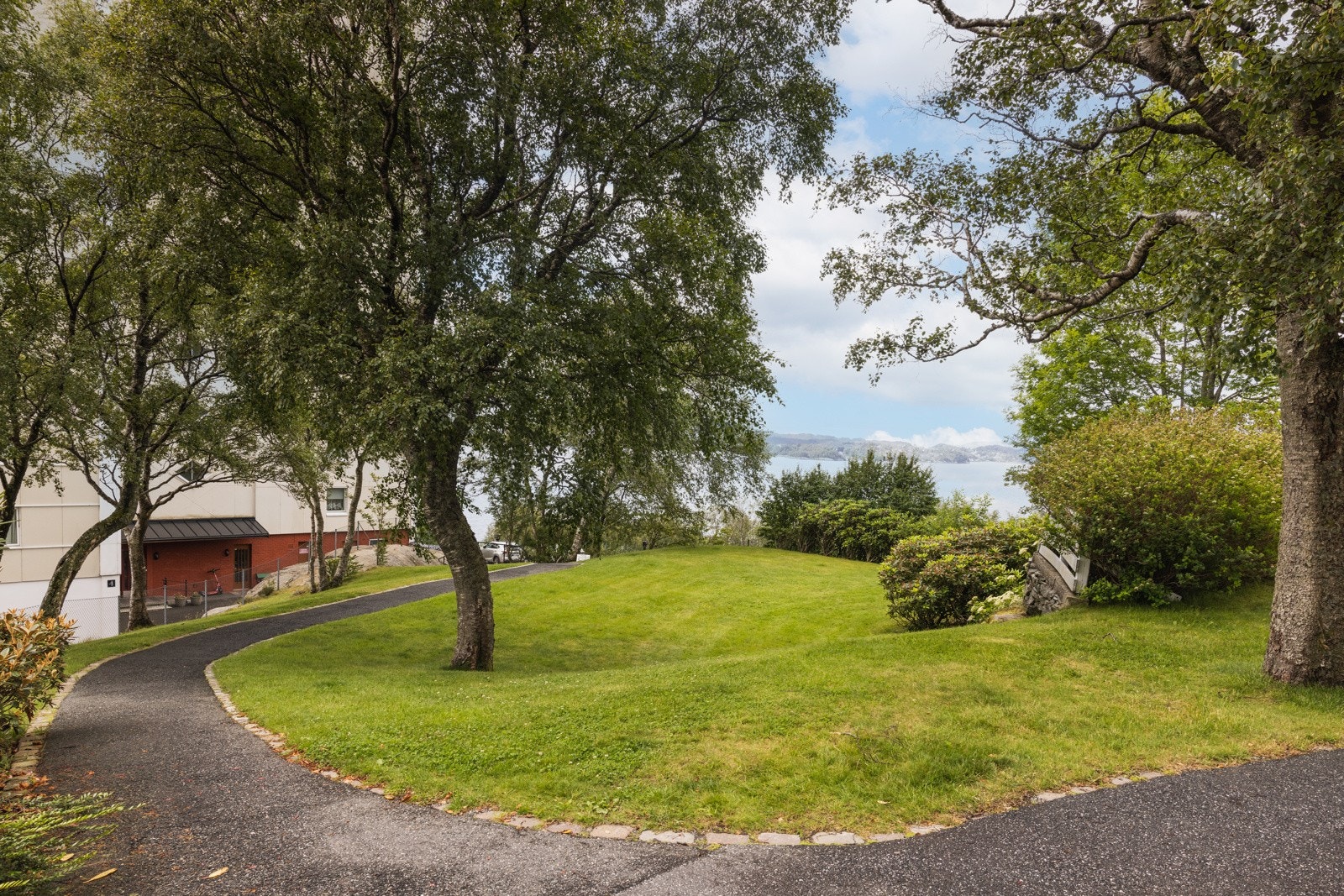 Borrettslaget er omkranset av flotte grøntarealer. Galleribilde