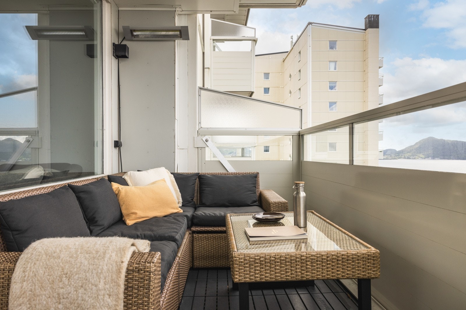 Leiligheten har en flott balkong på 8,2 kvm. Her er det også varmelampe som gir god varme på lange sommerkvelder. Galleribilde