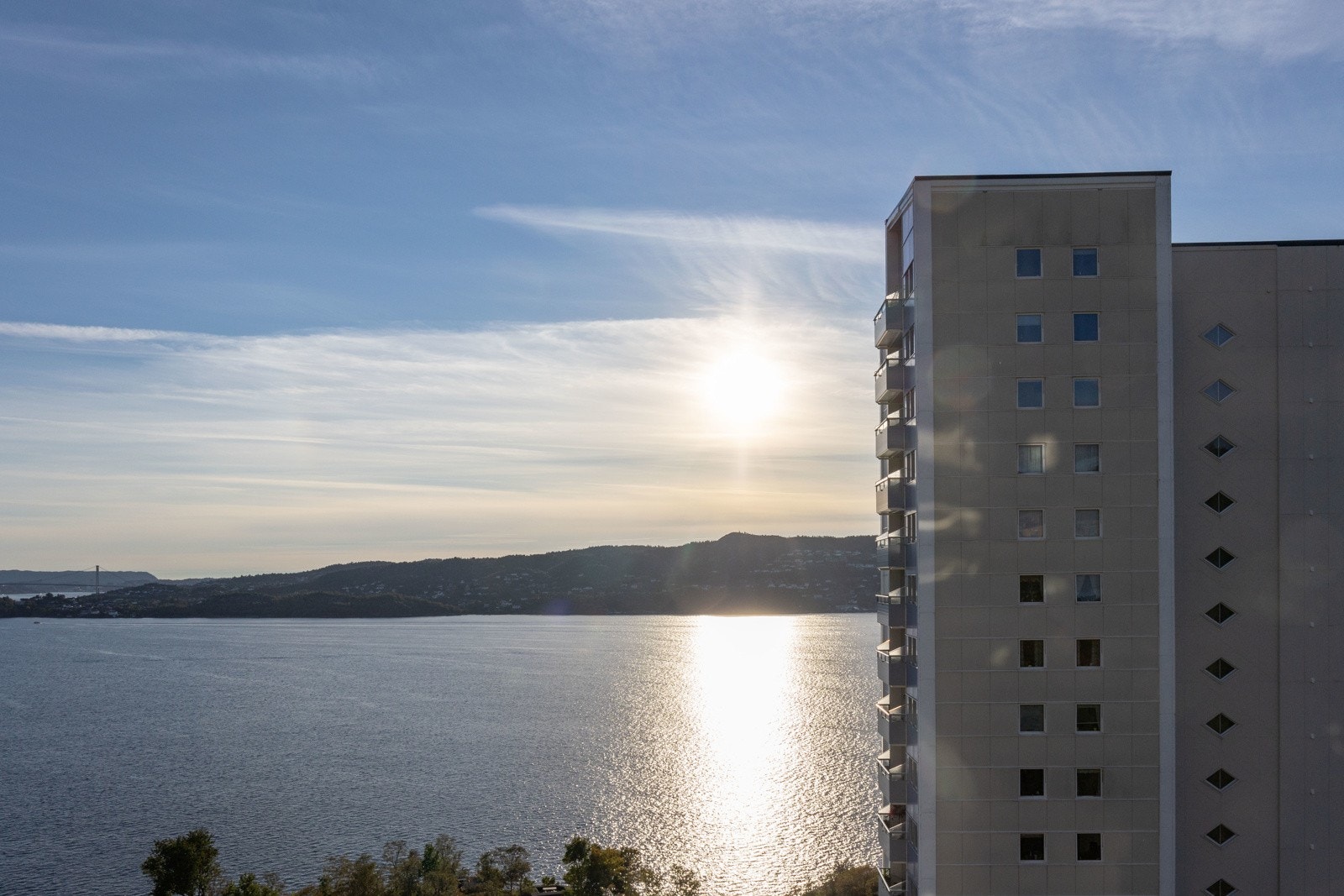 Balkongen har gode solforhold, med en flott solnedgang. Galleribilde