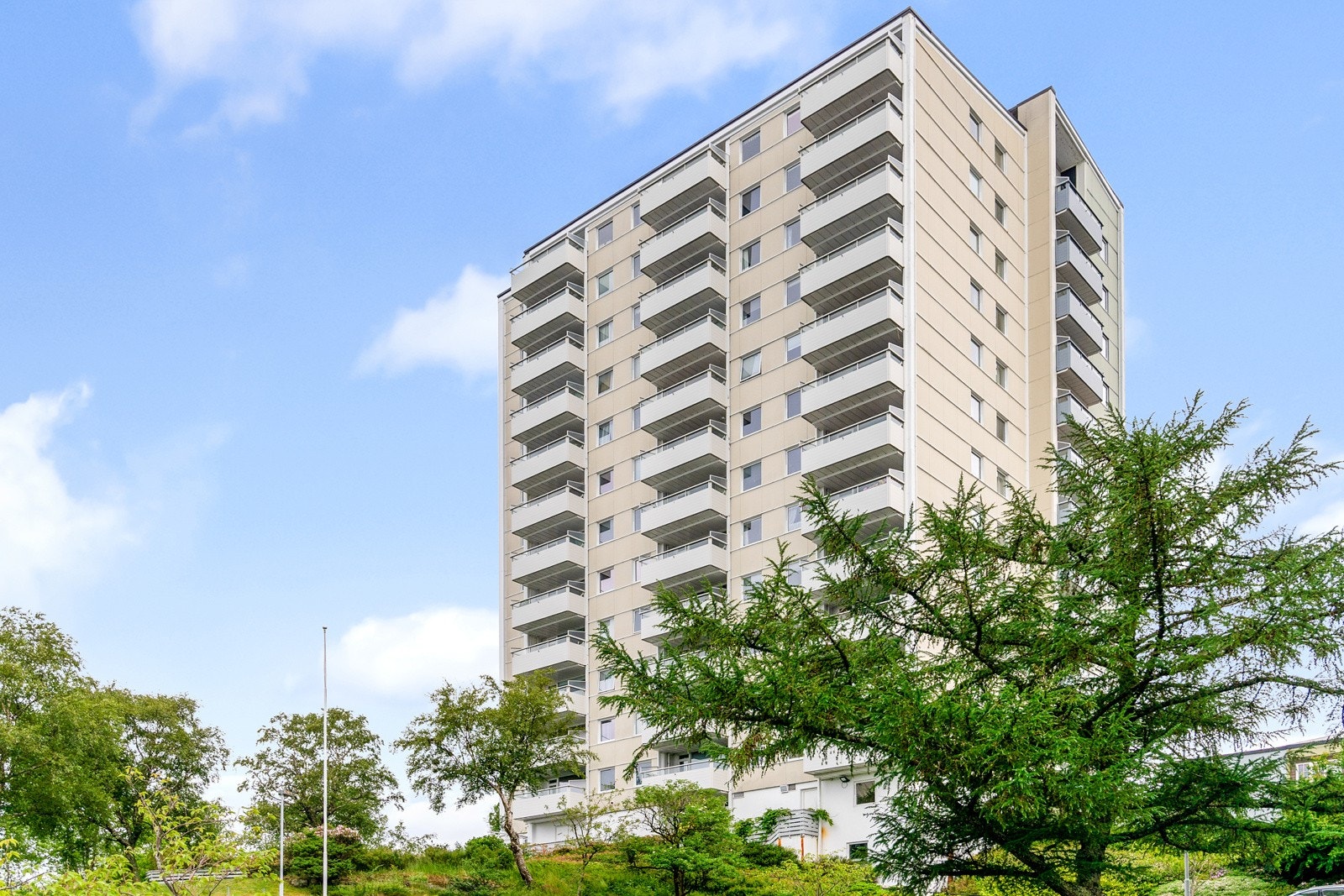Leiligheten er del av et borrettslag med 160 leiligheter. Galleribilde