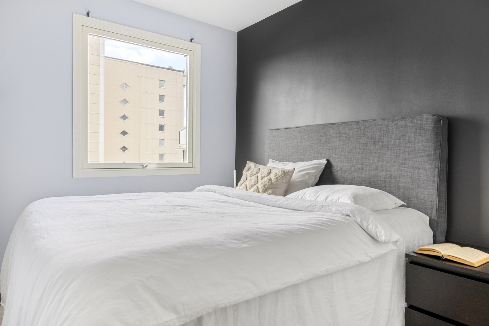 Leiligheten har to soverom av god størrelse på henholdsvis 9,7 kvm og 6,7 kvm. Galleribilde