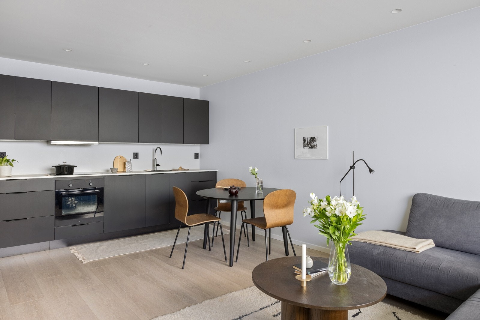 Størrelsen på rommet gir også god plass til spisegruppe ved kjøkkenet. Galleribilde