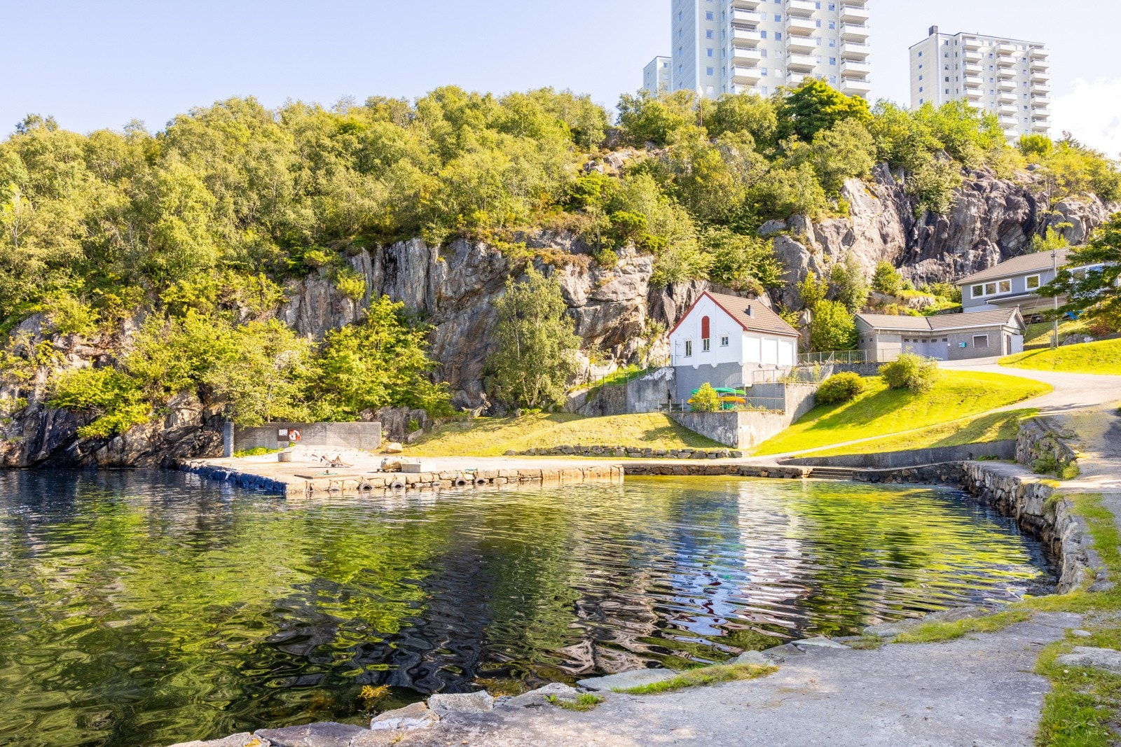 Like nedenfor leiligheten finner man også Helleneset badeplass. Galleribilde