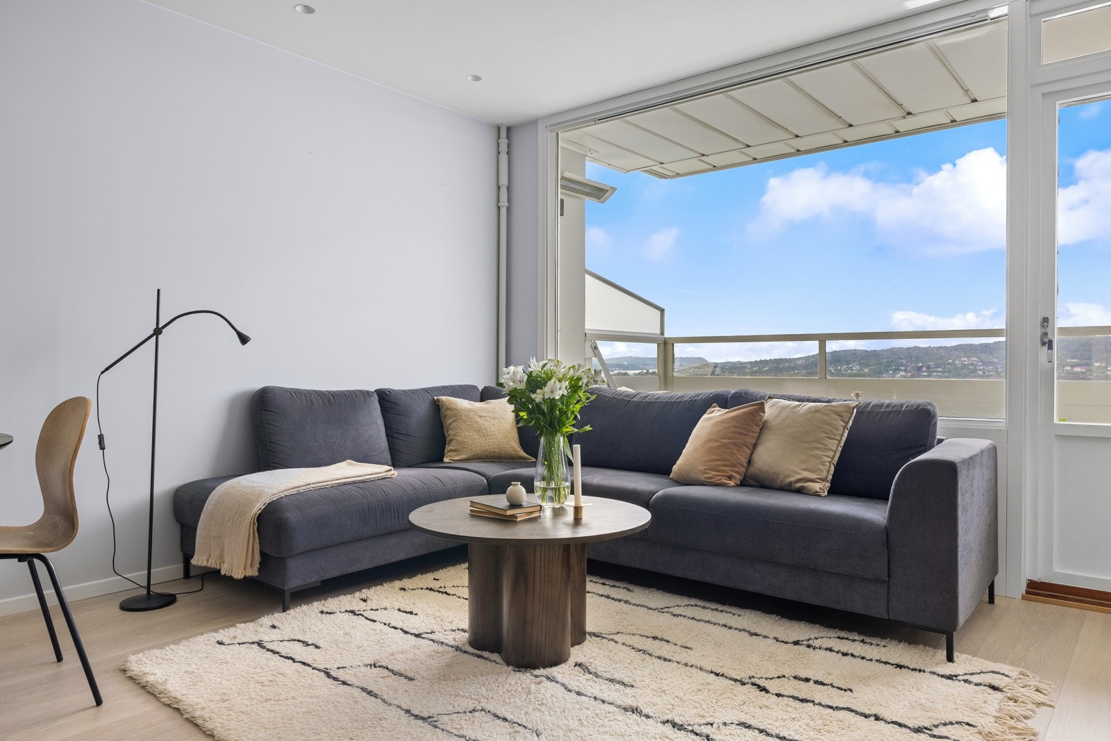 De store vindusflatene gir mye naturlig lysinnslipp. Galleribilde