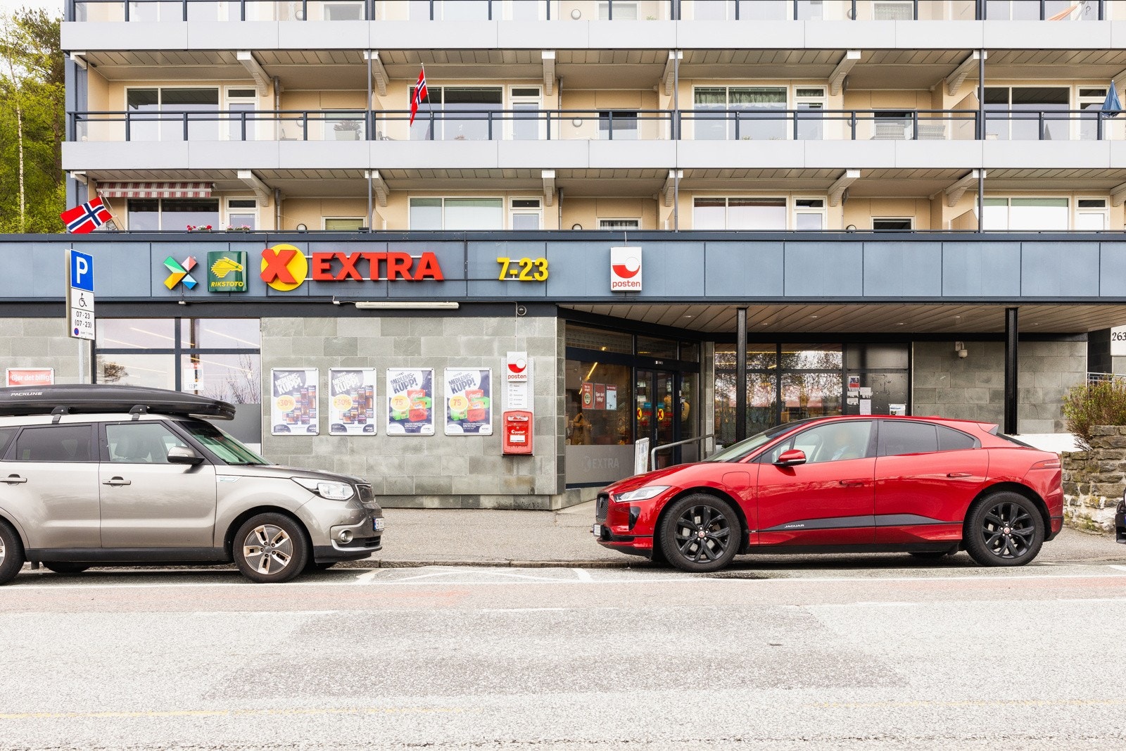 Dagligvarehandelen gjør man ved Coop Extra Helleveien. Galleribilde