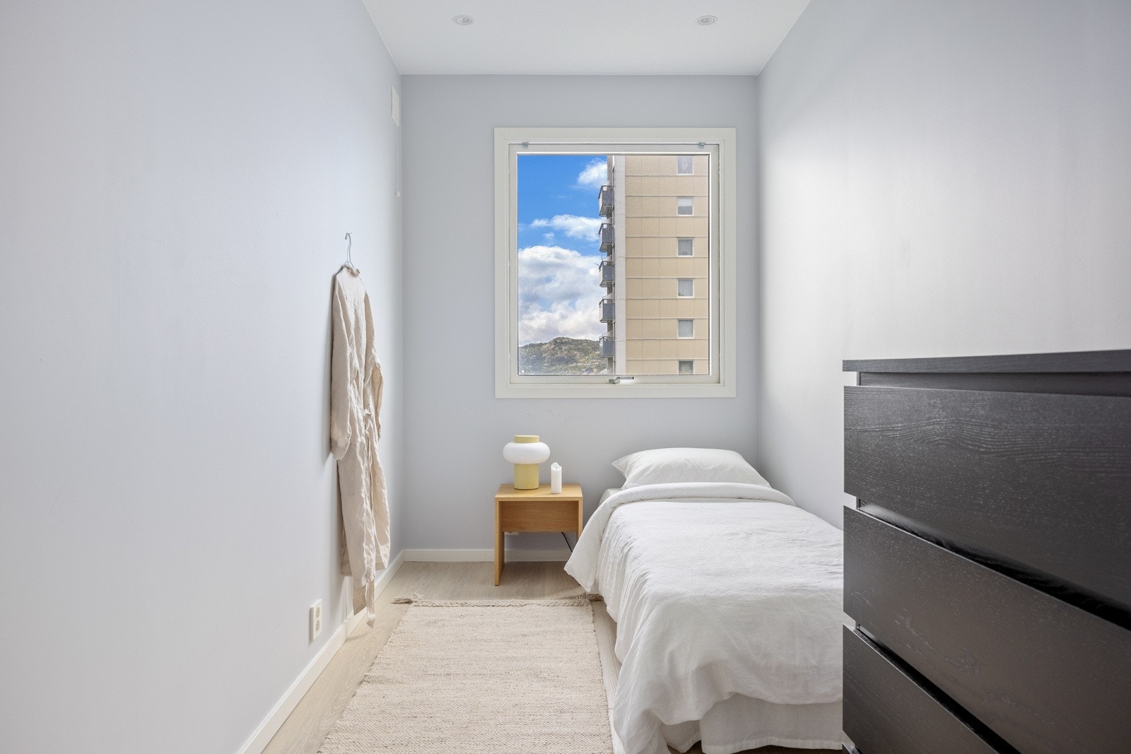 Det andre soverommet har plass til seng, nattbord og kommode. Galleribilde