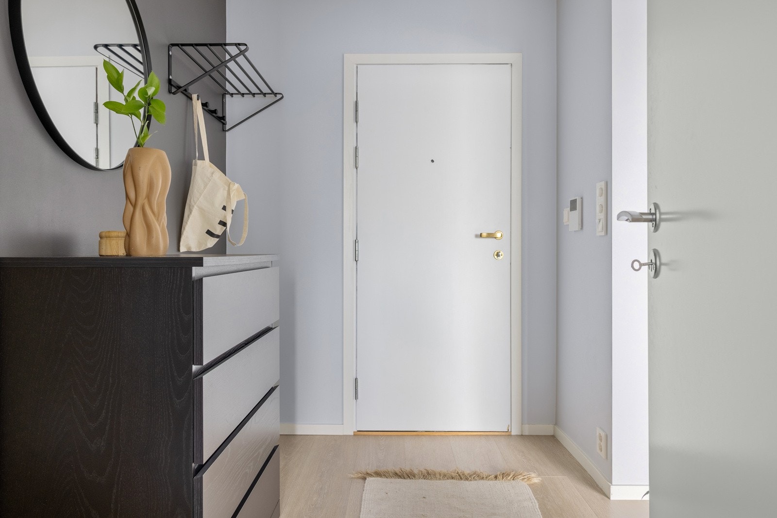 Velkommen inn. Entreen måler 5,8 kvm og gir god plass til oppheng av yttertøy og sko. Galleribilde