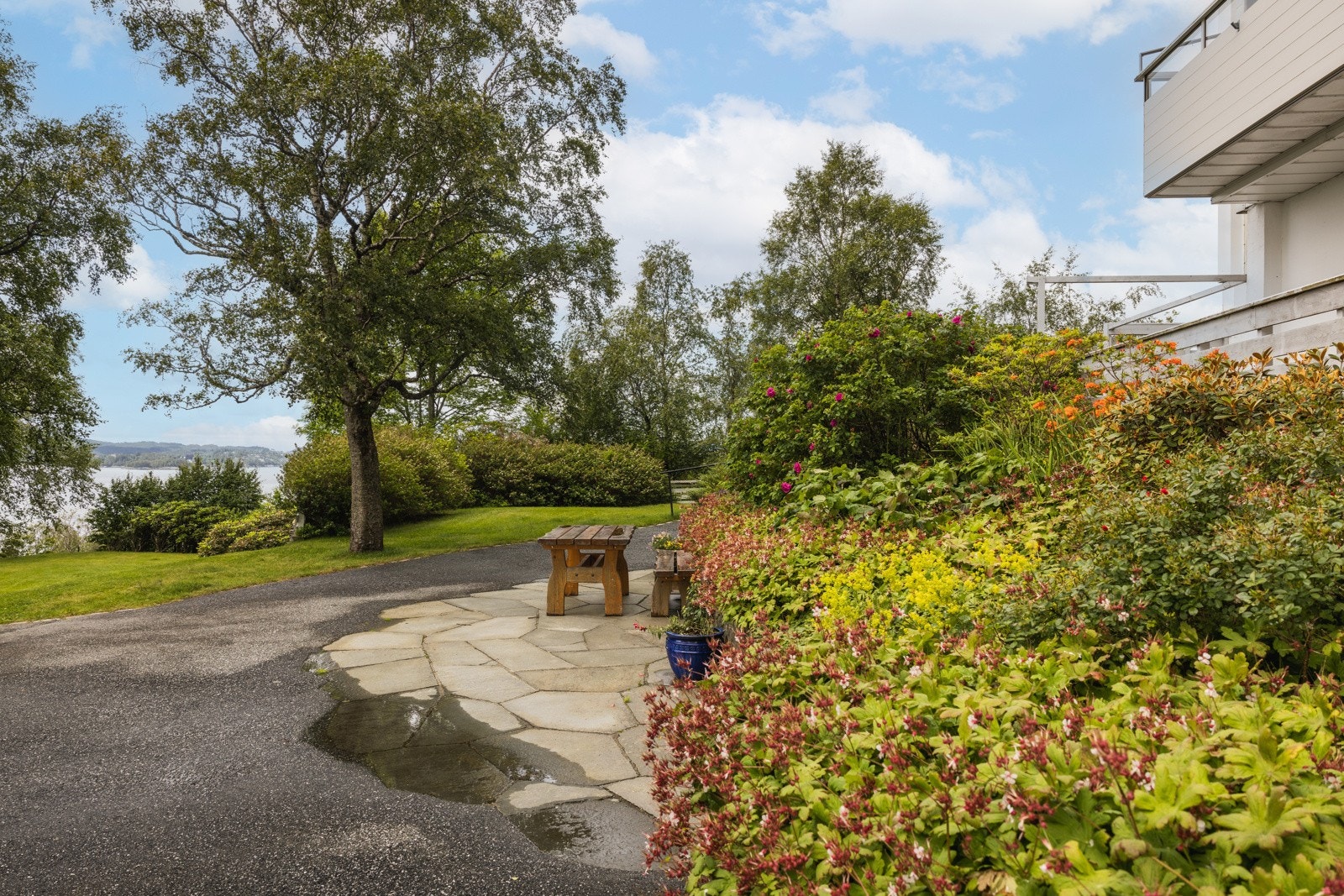 Borettslaget har ca. 90 parkeringsplasser til disposisjon for de 160 leilighetene. Galleribilde