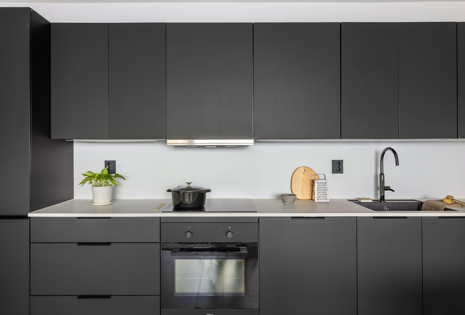 Av integrerte hvitevarer er det stekeovn fra 2023, platetopp, kjøleskap med frysedel, oppvaskmaskin og ventilator. Galleribilde