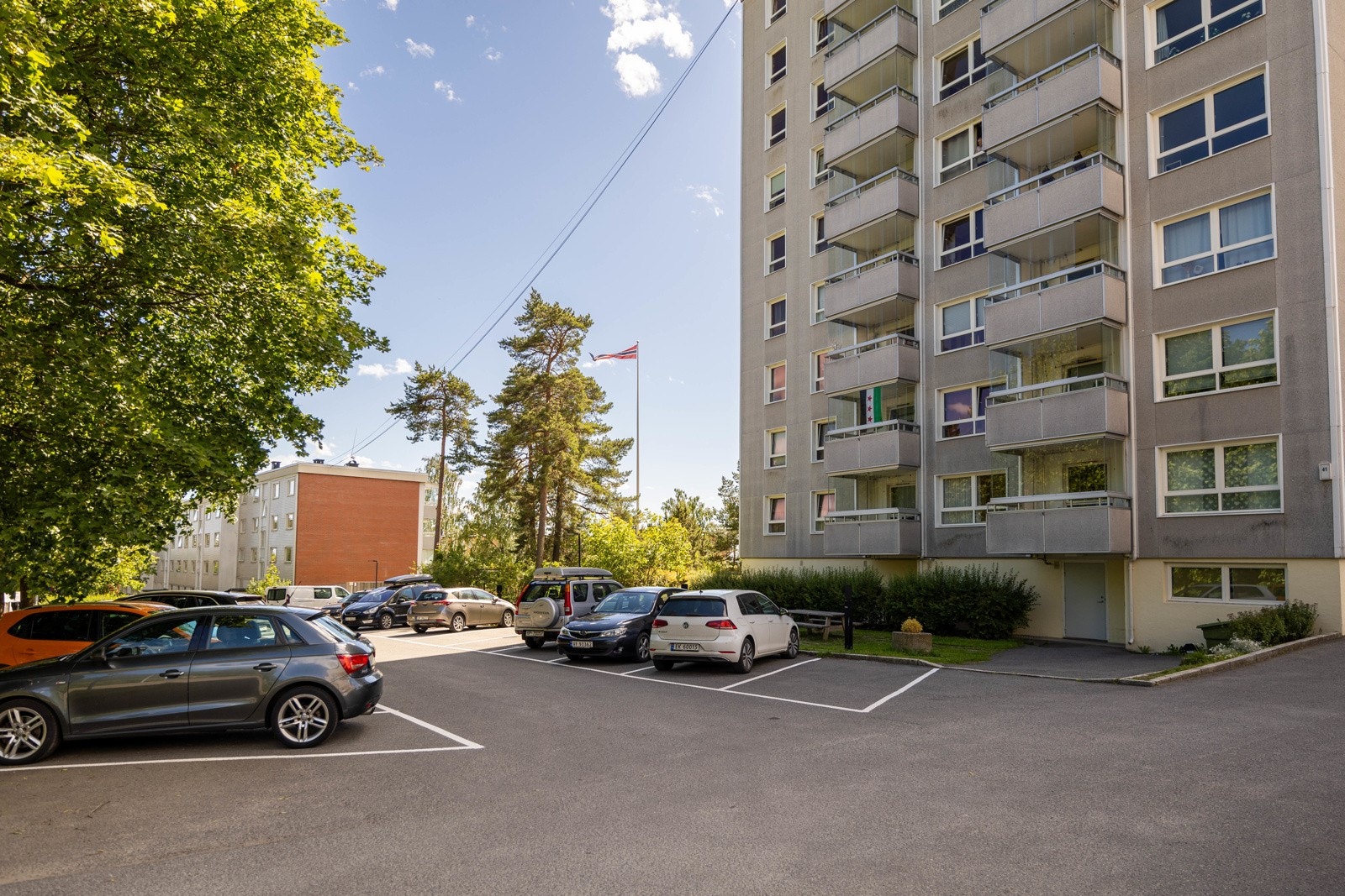 Mulighet for leie av parkeringsplass. Styreleder opplyser at parkeringsplass ved høyblokka LB41 har kort venteliste. Galleribilde