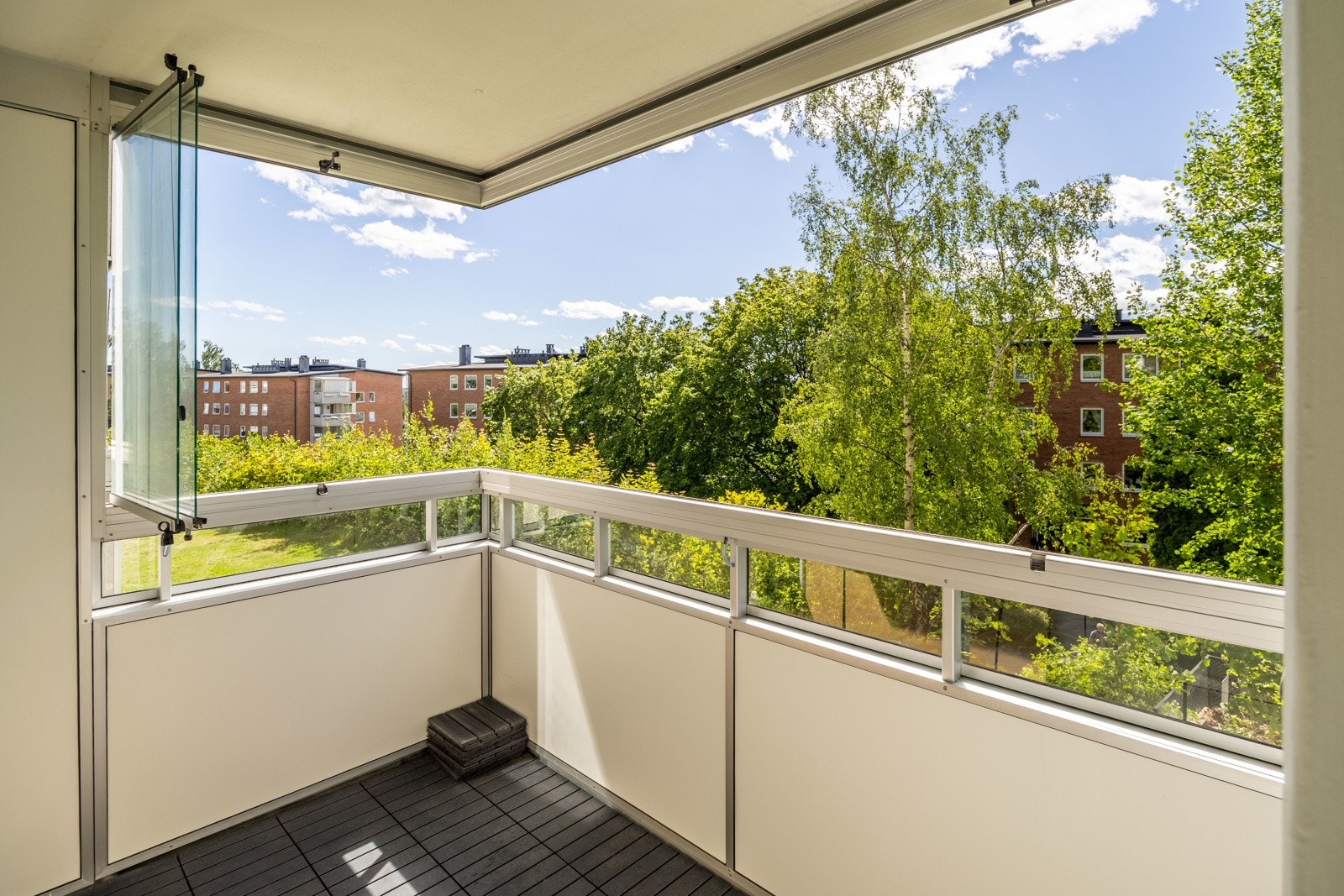 Utgang fra stue til sydvest-vendt innglasset balkong på 7 kvm. Galleribilde