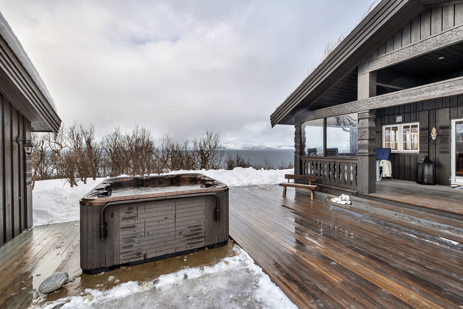 Fra jacuzzien er det bygget terrasse rundt hele området og det er fenomenal utsikt mot innseilingen mot Tromsø og Tromsøflaket Galleribilde