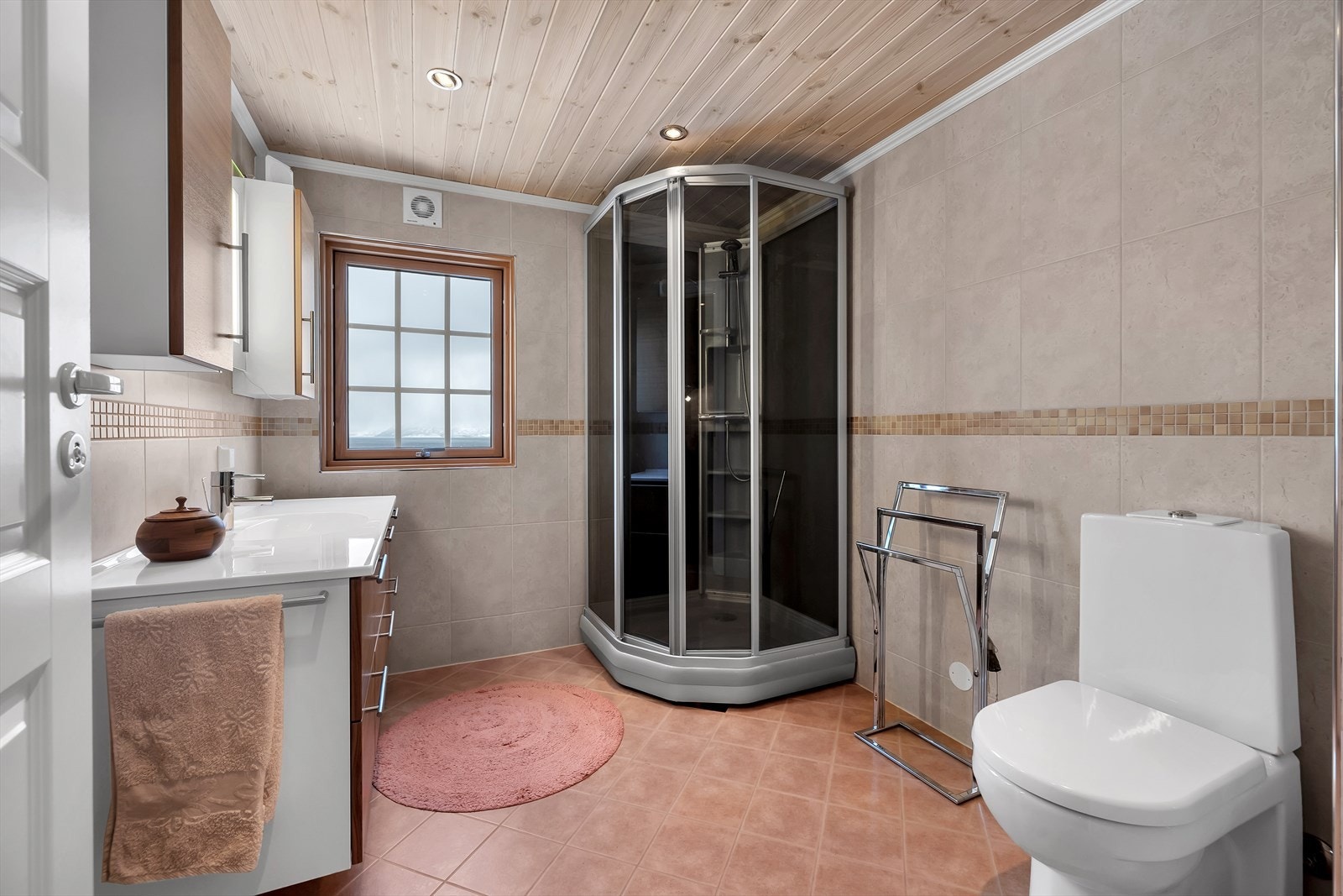 Flislagt hovedbad med gulvvarme Galleribilde