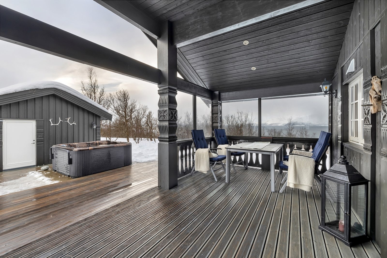 Takoverbygget terrasse utenfor stuen Galleribilde