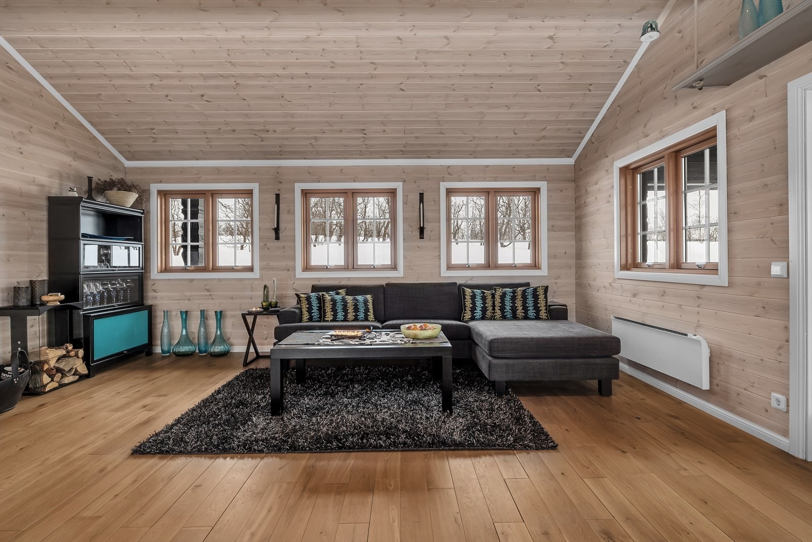 Heltre eikegulv og panelte vegger gir en lun og innbydende følelse Galleribilde