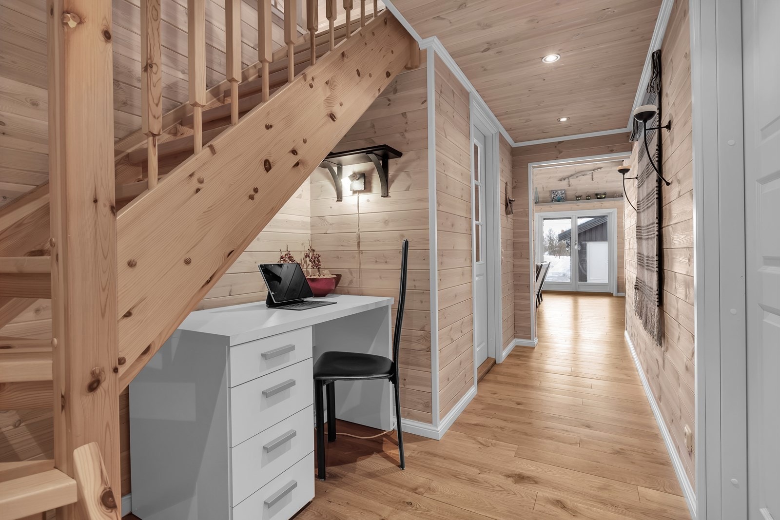 Hjemmekontorplass under trappen Galleribilde