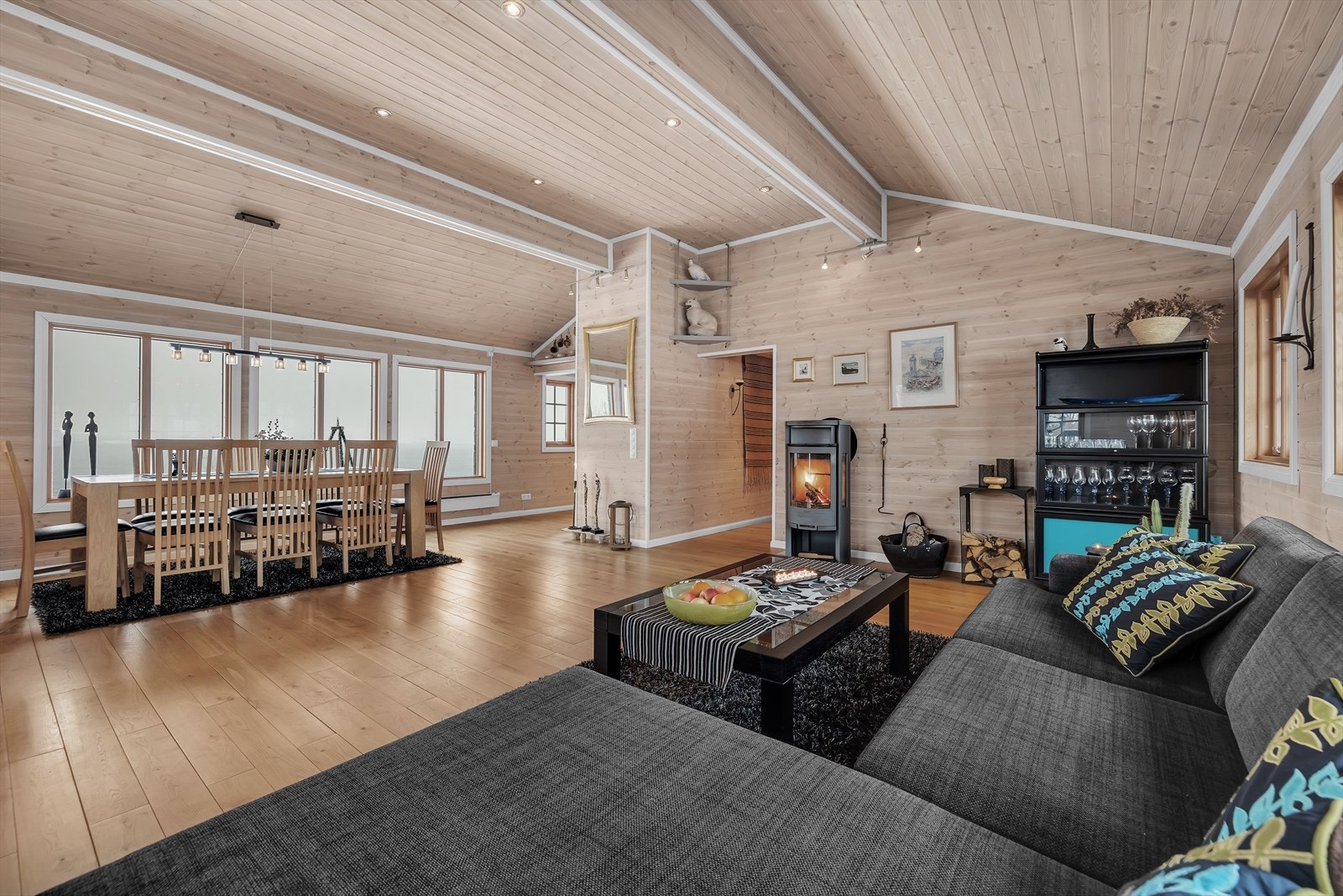 Belysning av blant annet downlights med dimmefunksjon i taket Galleribilde