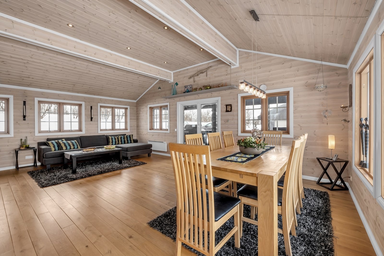 God plass til spisebordet i rommet Galleribilde