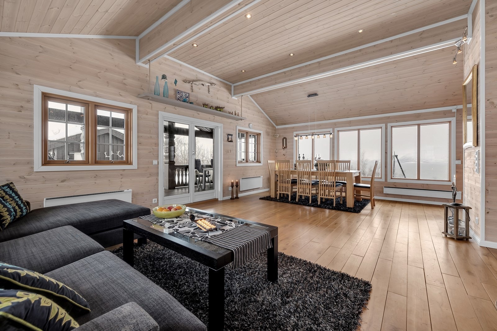 Fra hele oppholdsrommet får du herlig lysinnslipp og nydelig utsikt både til godt- og ruskevær Galleribilde